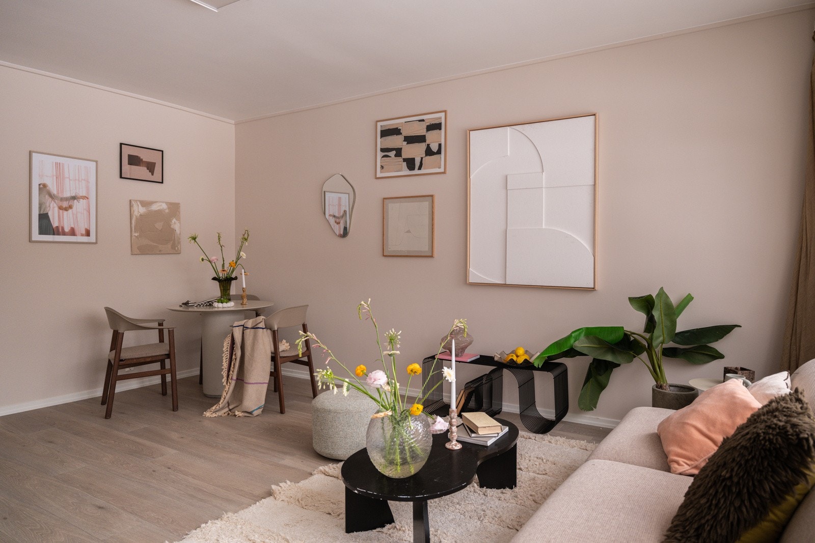 Stuen er enkel å møblere med sofagruppe med salongbord, mediemøblement og et spisebord. Galleribilde