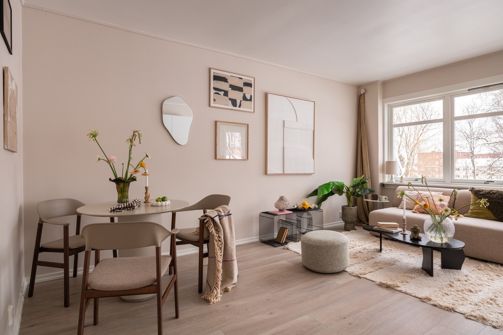 Leiligheten ligger i byggets 2. etasje med heis, og har en god planløsning som utnytter plassen optimalt. Galleribilde