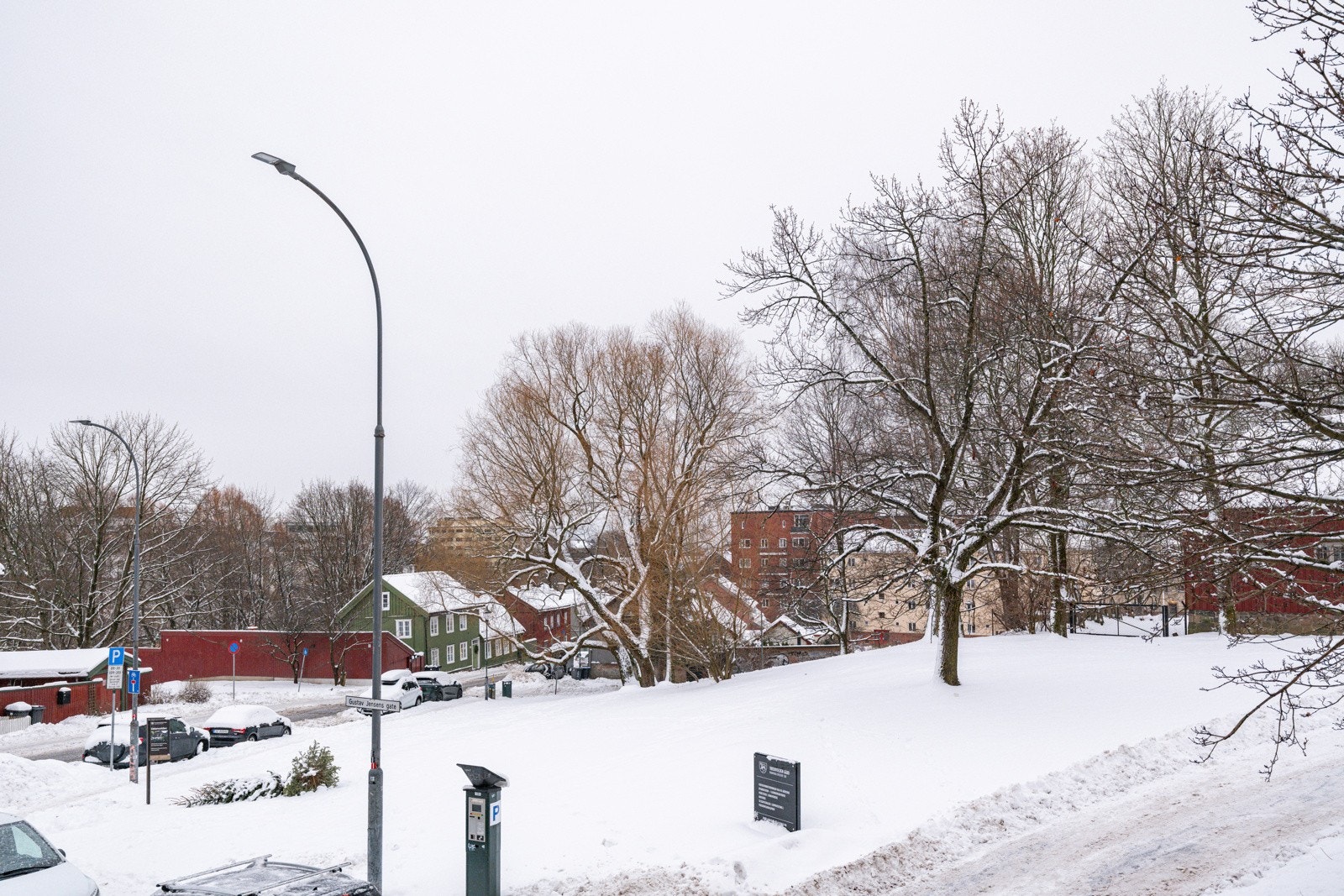 Sjarmerende utsikt mot Vøienvolden gård og trehusbebyggelsen langs Maridalsveien. Galleribilde