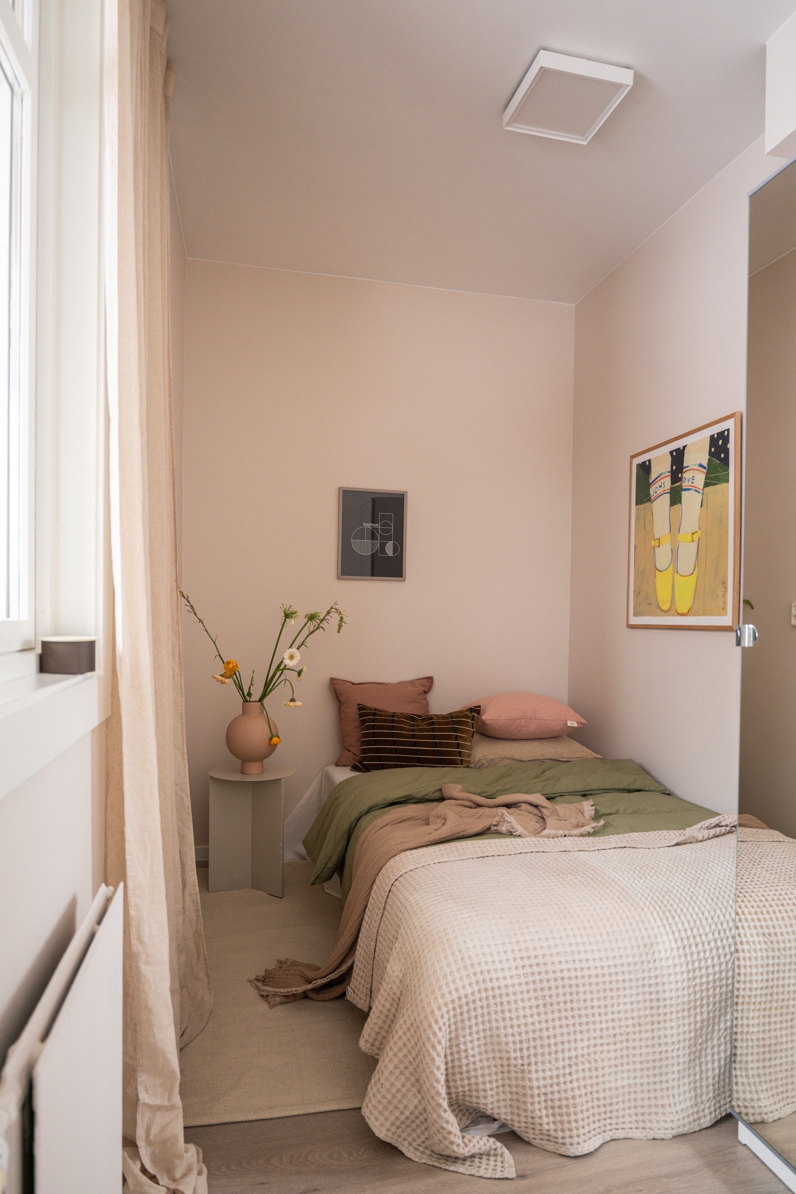 Leiligheten har et lyst og koselig soverom som vender ut mot rolig gate med lite trafikk. Galleribilde