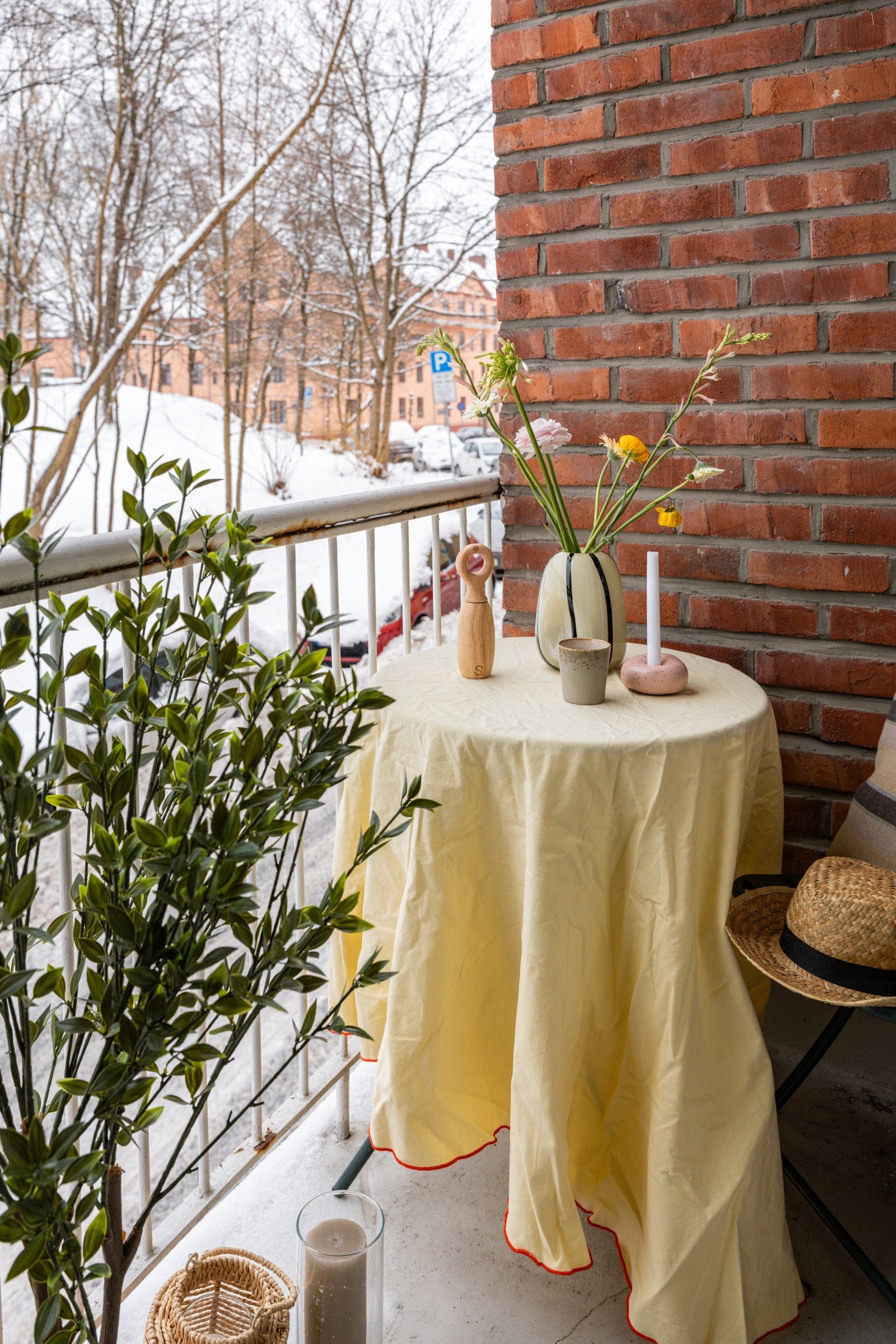 Fra stuen har du utgang til en liten og søt sydvendt balkong på ca. 1,8m². Galleribilde