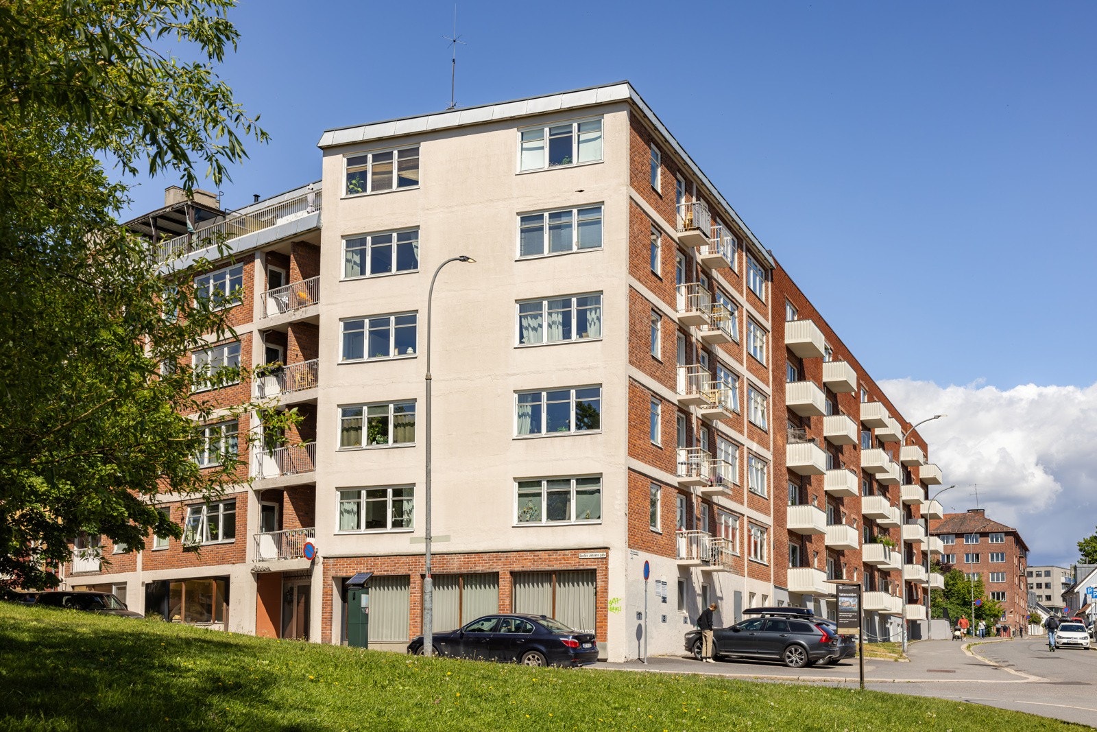 Leiligheten ligger sentralt til i et svært attraktivt og rolig boligområde sentralt på Sagene, ved den gamle trehusbebyggelsen og med Akerselva med turvei rett utenfor døren. Galleribilde