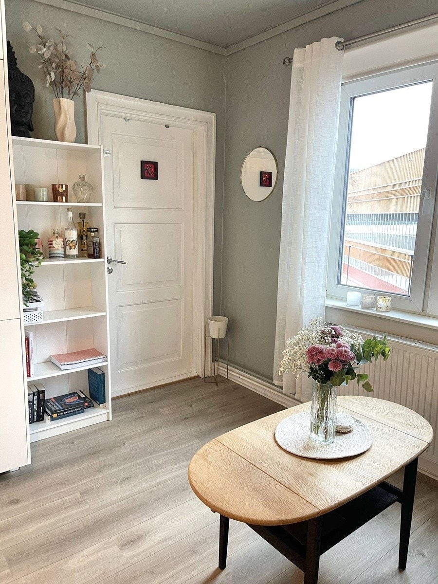 Stue med inngang til soverom 1. sofabord, bokhylle medfølger. Galleribilde