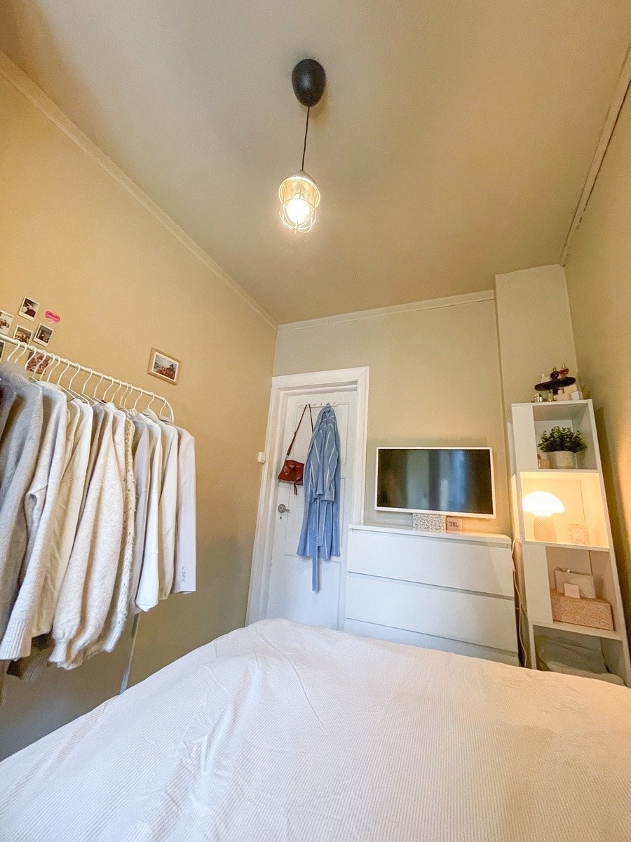 Soverom 2 - 120cm seng, klesstativ, kommode og hylle medfølger. Galleribilde