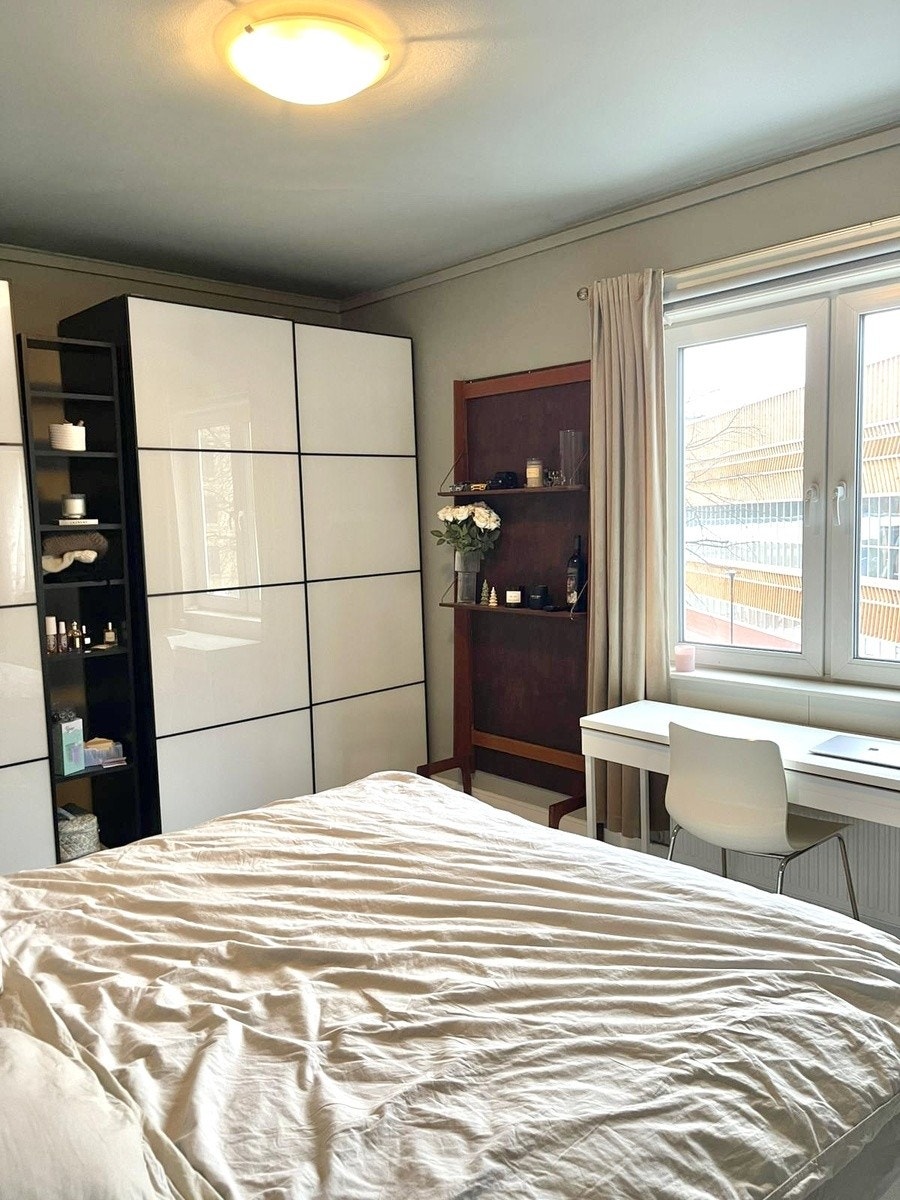 Soverom 2 - seng (180) to store klesskap, skrivepult, hylle medfølger Galleribilde