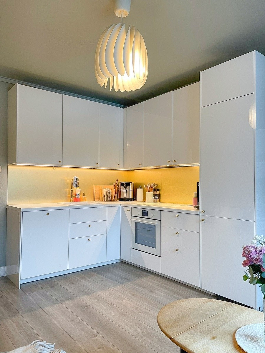 Stort kjøkken - utstyrt med service og nødvendige kjøkkenredskaper Galleribilde