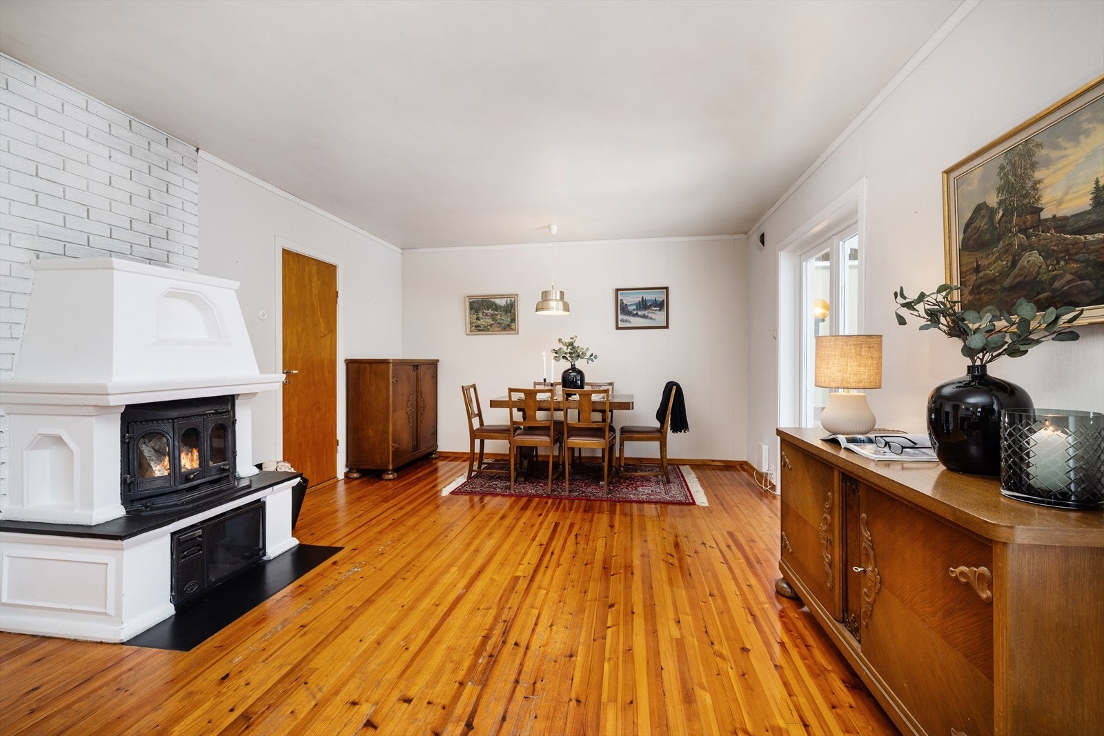 En malt lettbetong elementpeis med peisinnsats gir en lun atmosfære i stuen. Galleribilde