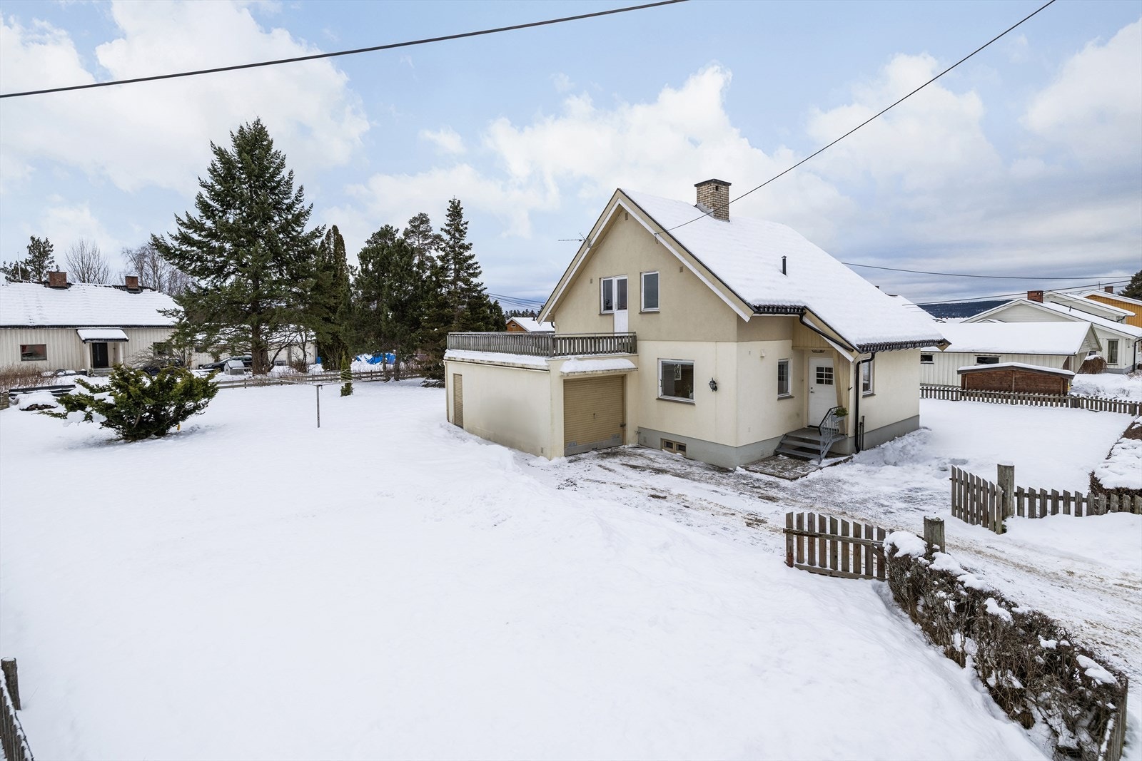 Boligen har en tilknyttet garasje på 18 m² med mulighet for å etablere takterrasse på 19 m² over. Galleribilde