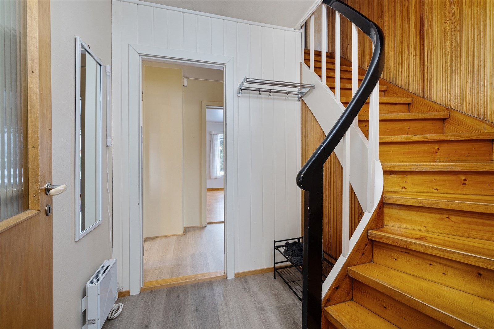 Fra entreen fører en lakkert tretrapp fra byggeåret deg videre til andre etasje. Galleribilde
