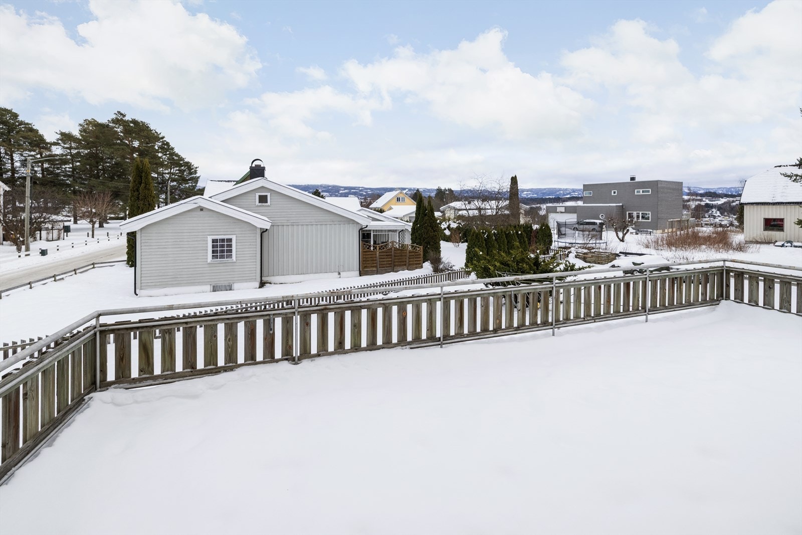 Fra toppen av garasjen har man utsikt over det rolige og etablerte nabolaget Høyby. Galleribilde