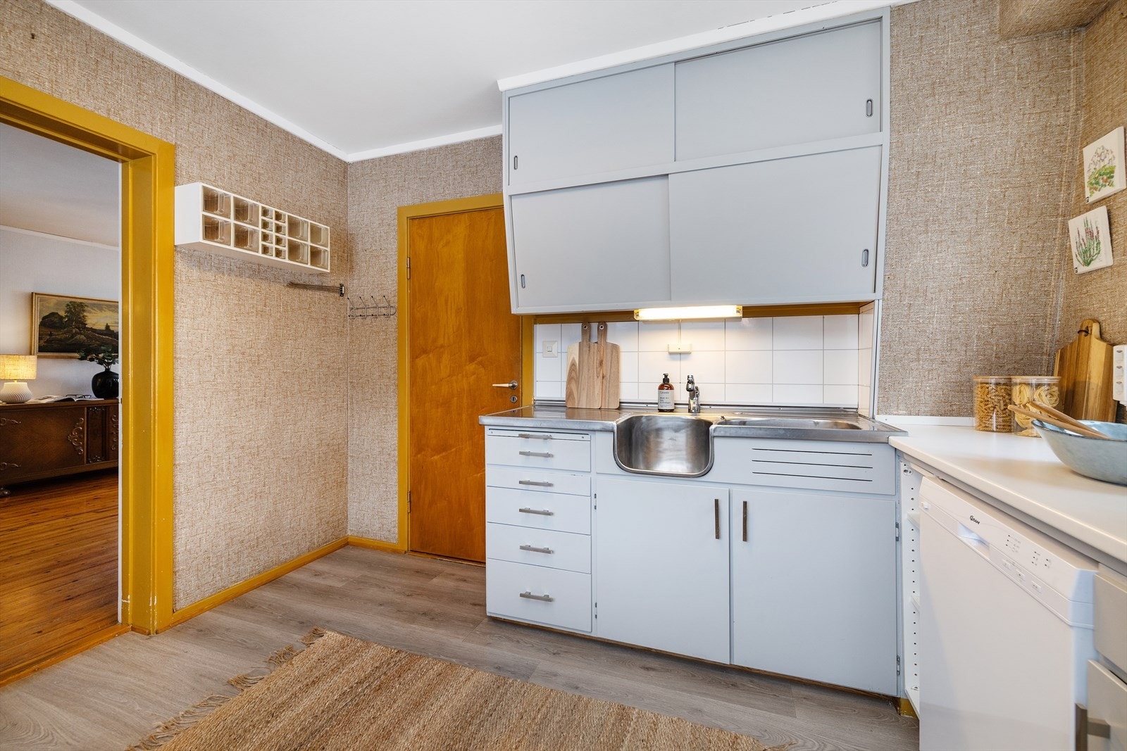 Innredningen har malte, slette fronter, benkebeslag i stål og laminat benkeplate. Galleribilde