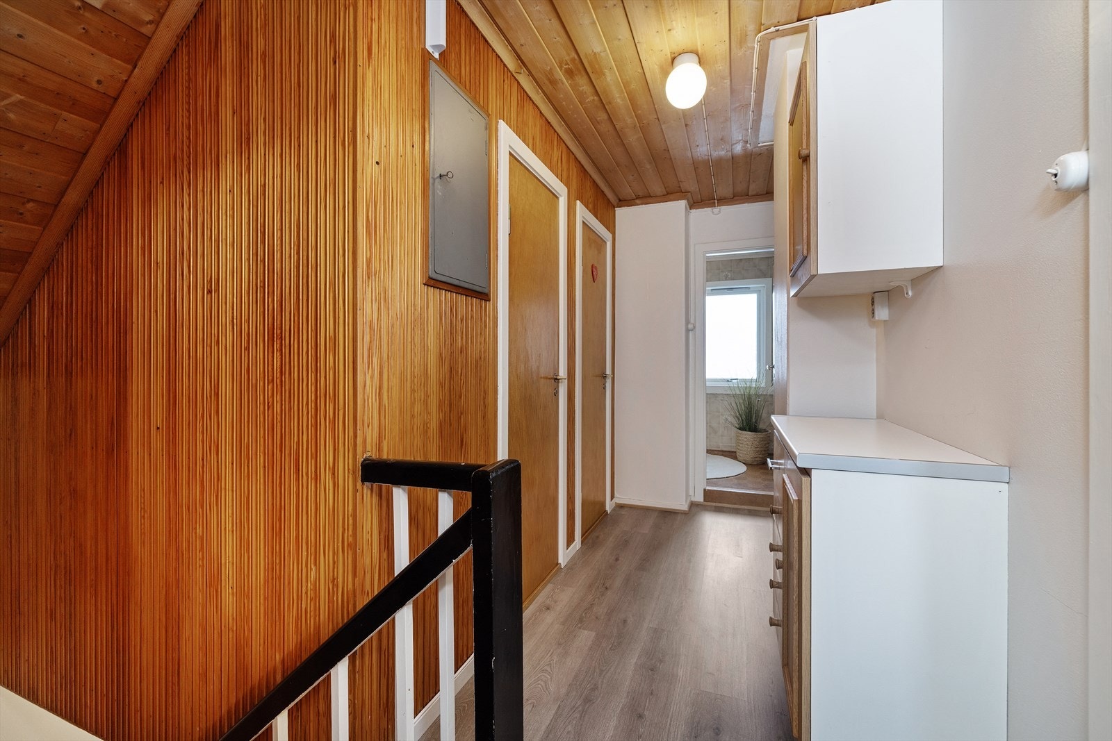 Gangarealet i andre etasje har overflater i trepanel og laminatgulv. Galleribilde