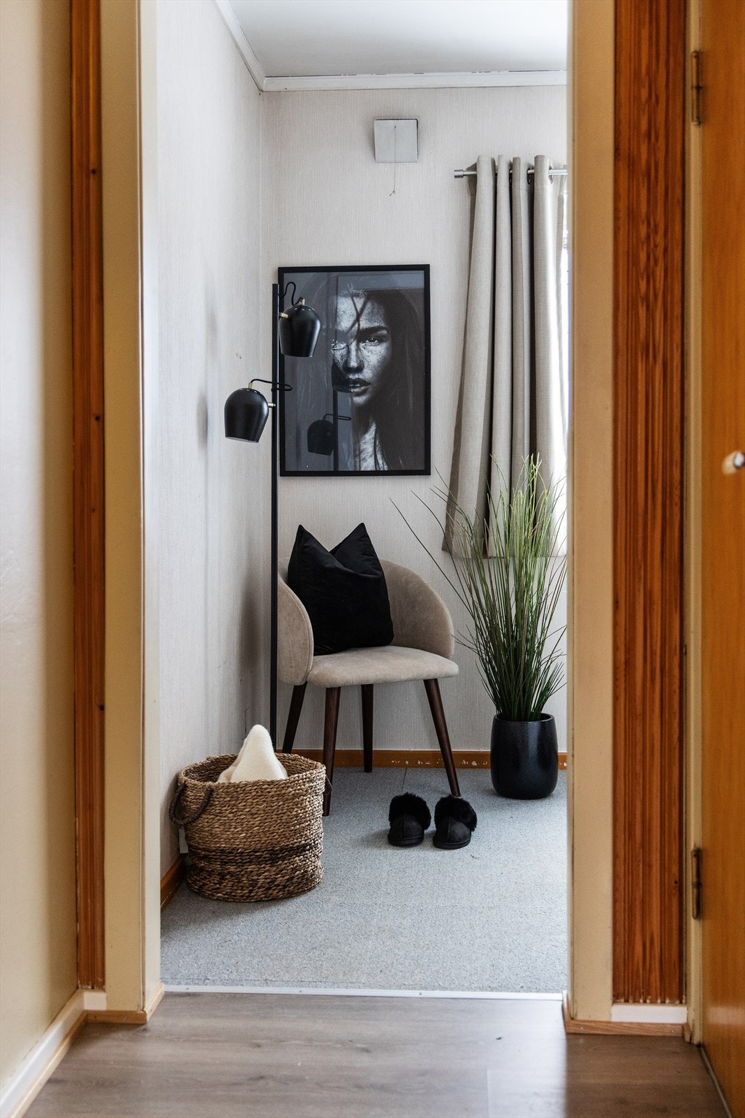 Etasjen har et praktisk rom som egner seg godt som kontor. (Dette rommet er opprinnelig ett soverom i byggetegningene men klassifiseres som kontor da dør til rommet er tatt bort.) Galleribilde