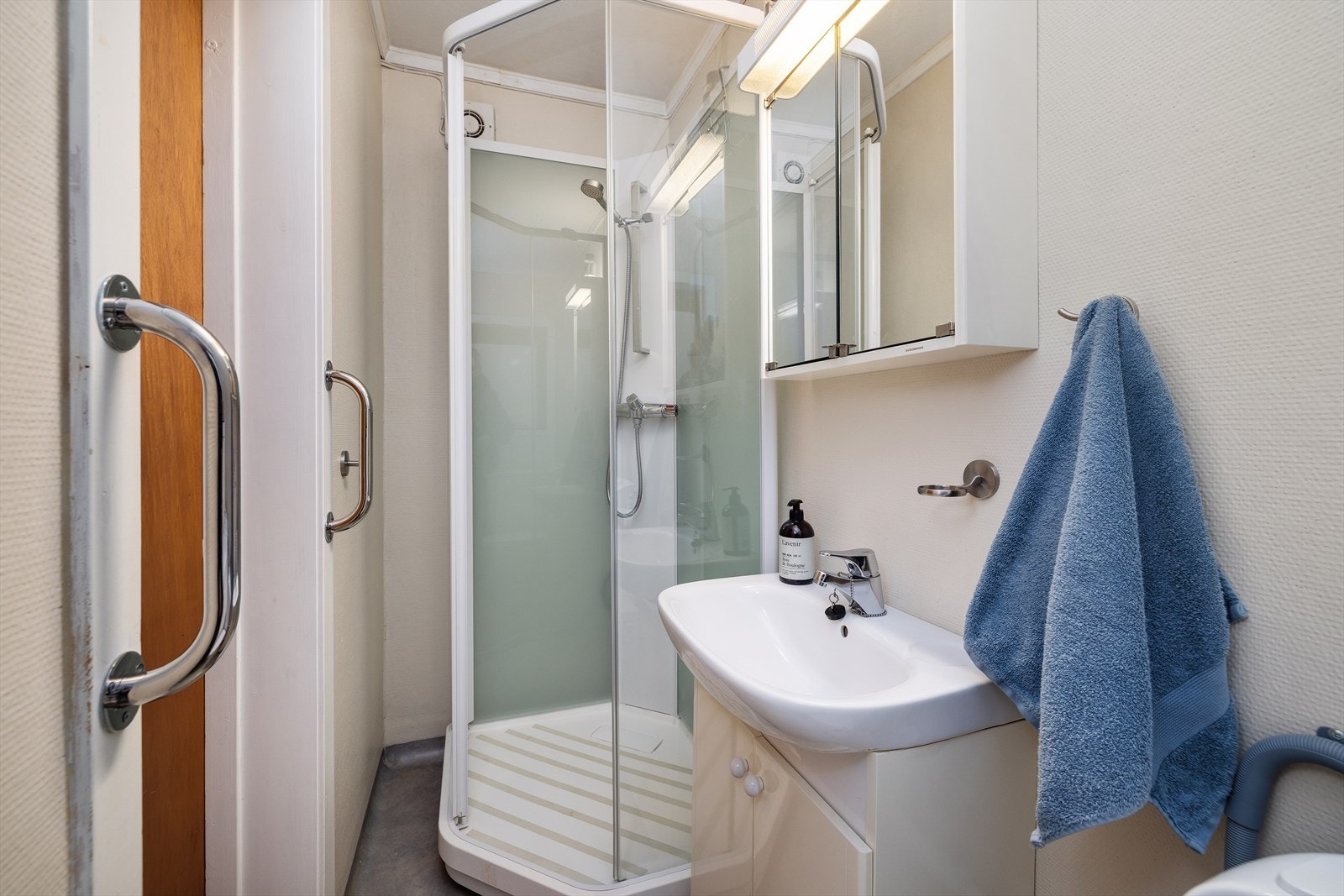 Her er det dusjkabinett og elektrisk gulvvarme for økt komfort. Galleribilde