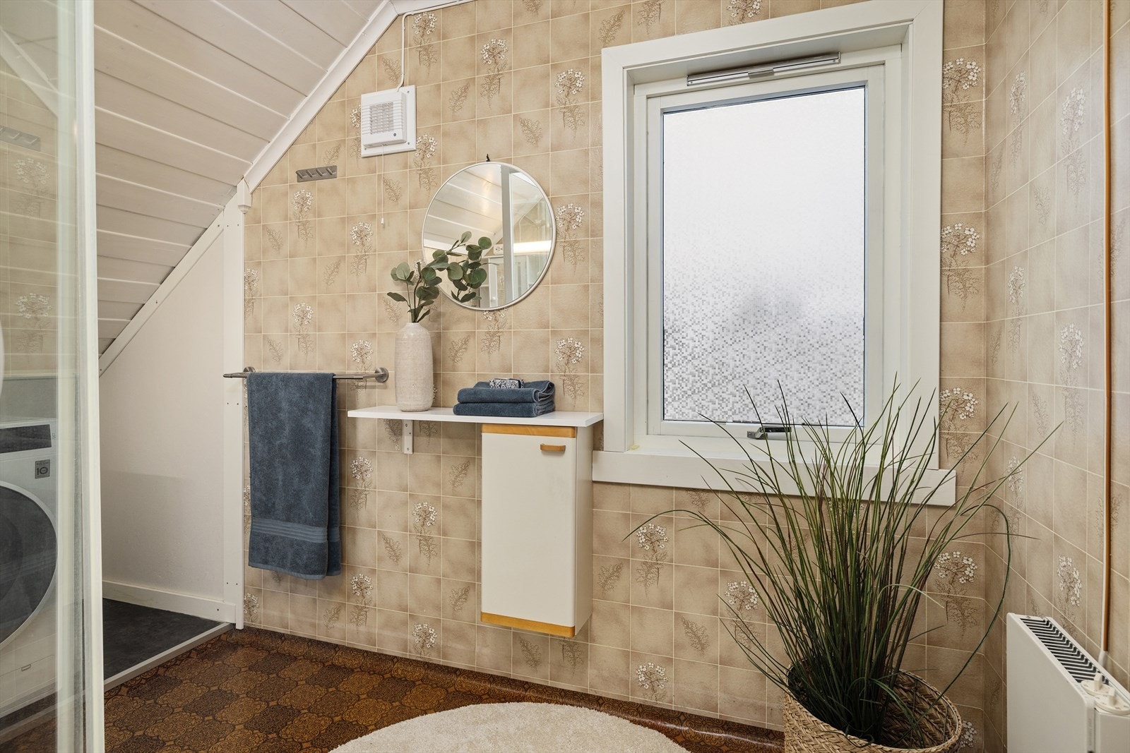 Rommet har panelovn for oppvarming og en effektiv elektrisk avtrekksvifte. Galleribilde