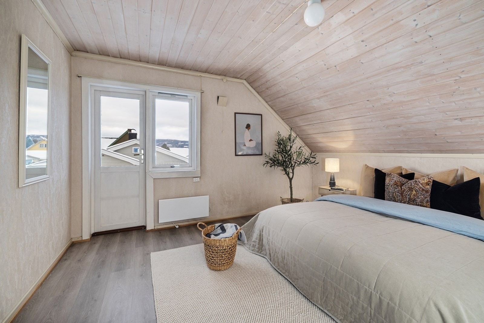 Fra et av soverommene i andre etasje er det direkte utgang til det som kan bli en fin takterrasse. Galleribilde