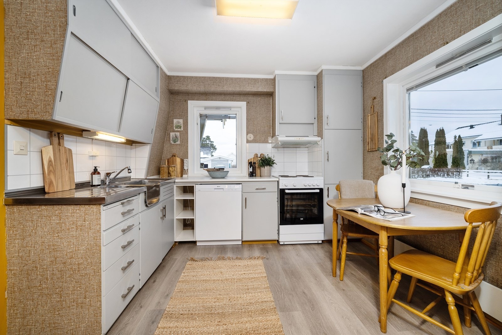 Kjøkkenet i første etasje har innredning fra byggeåret og plass til en liten spiseplass. Galleribilde