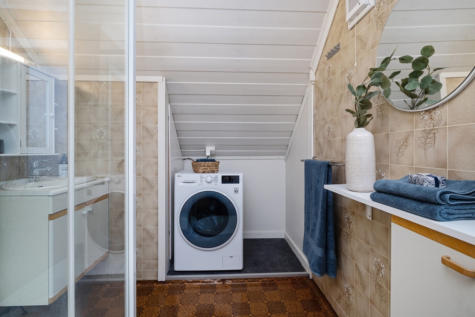 Det er også opplegg for vaskemaskin i en praktisk nisje under skråtaket. Galleribilde
