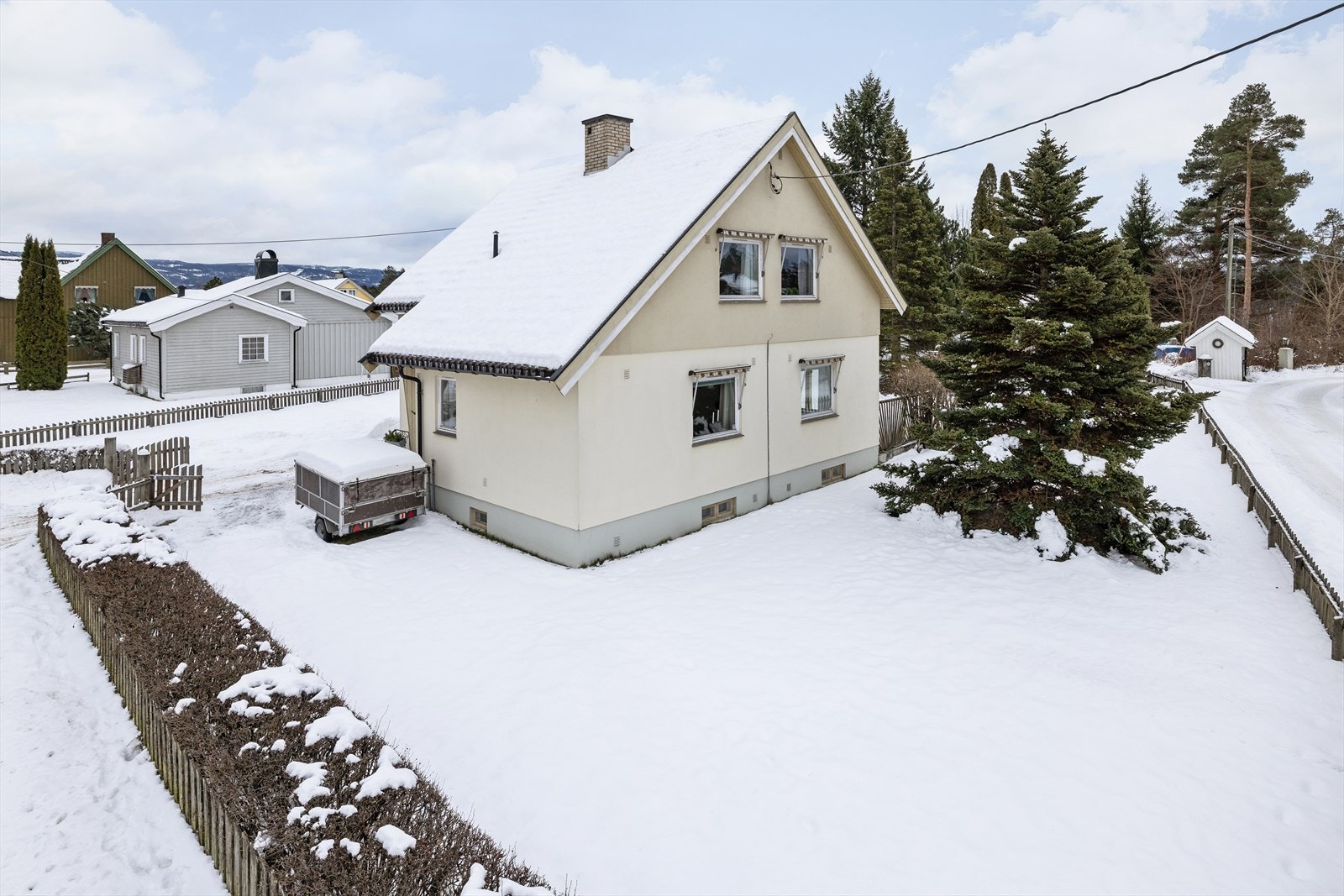 Boligens yttervegger er i murkonstruksjon av ytongblokker med pussede, malte fasader. Galleribilde
