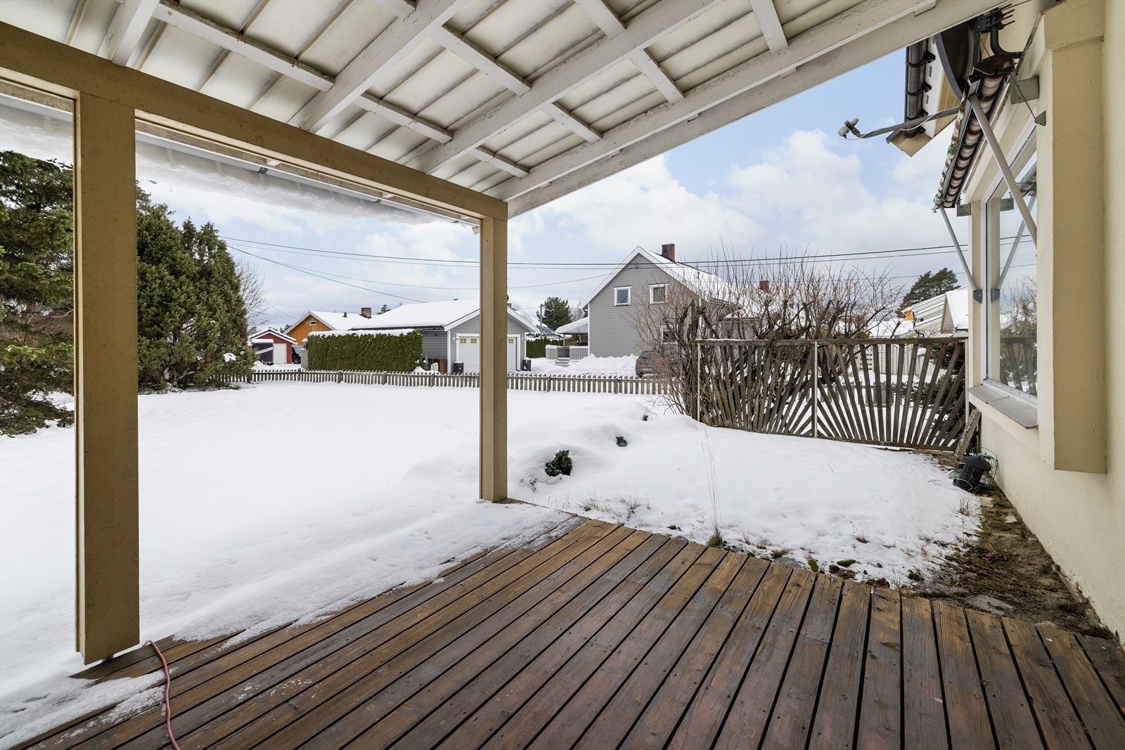 Fra stuen er det utgang til en overbygget terrasse. Galleribilde
