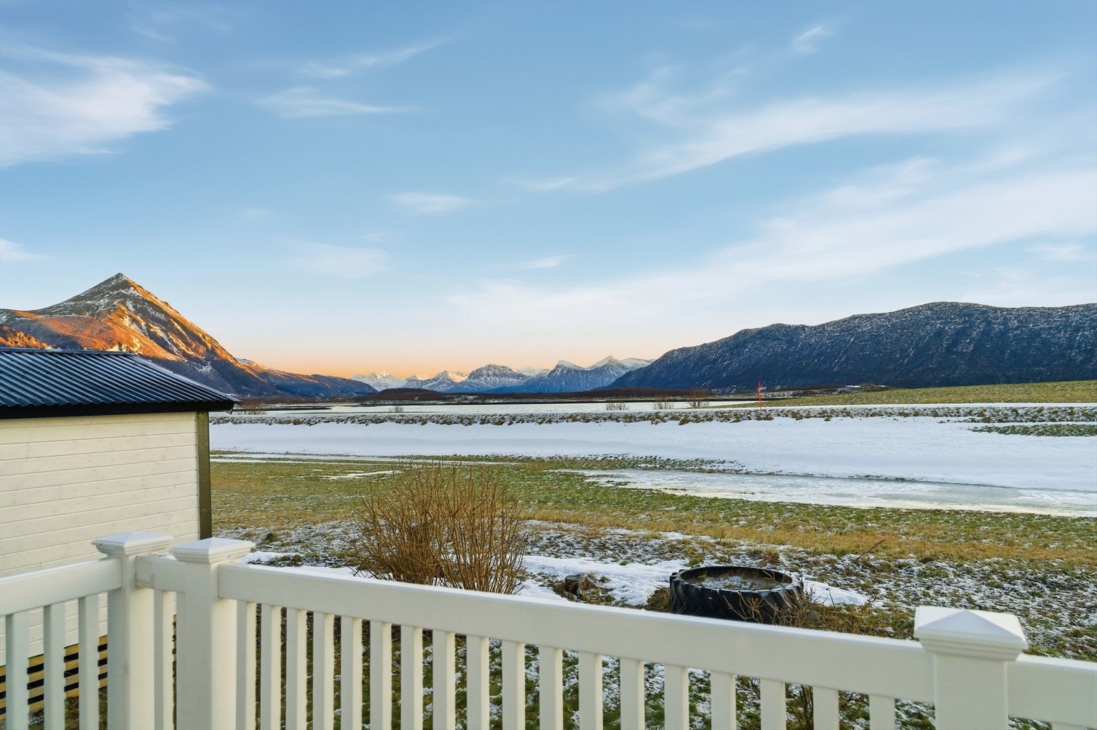 Havet ligger kun et steinkast unna tomta. Galleribilde