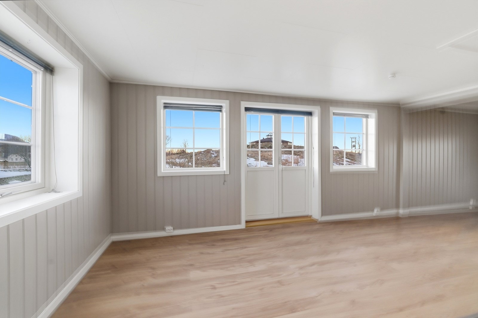 Vi beveger oss videre inn i en lys og innbydende stue. Galleribilde