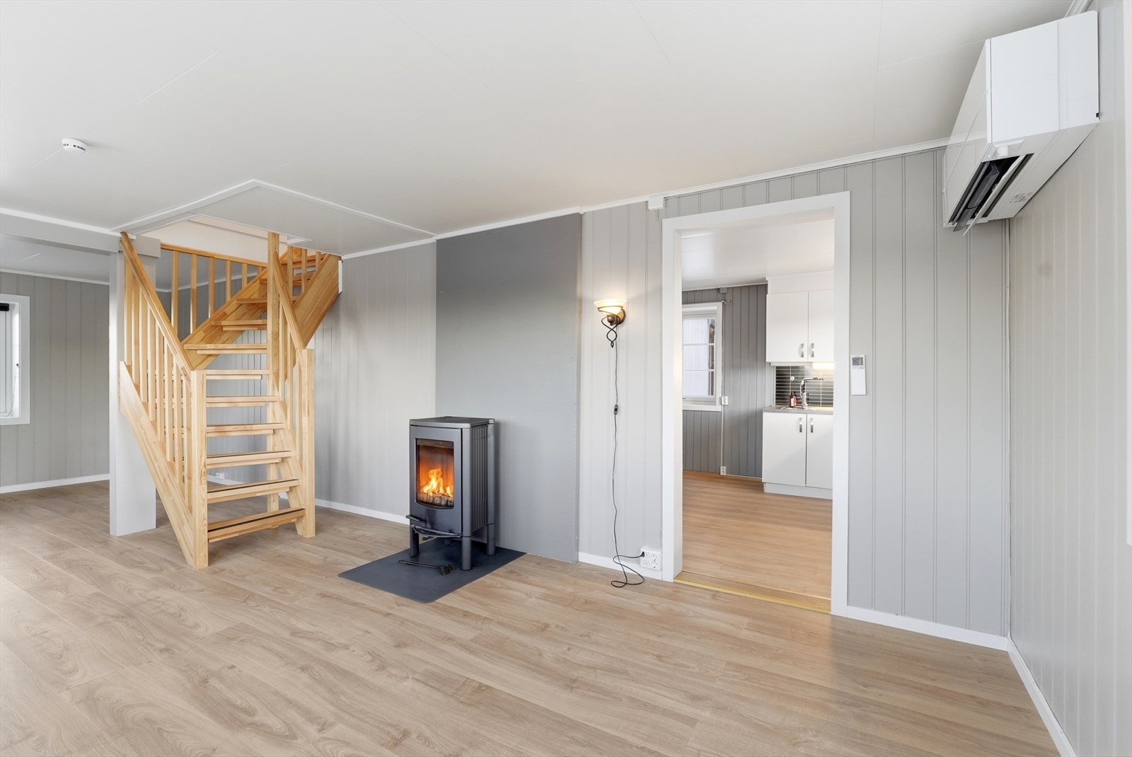 Peisovnen bidrar til å varme opp båe rom og stemning. Galleribilde