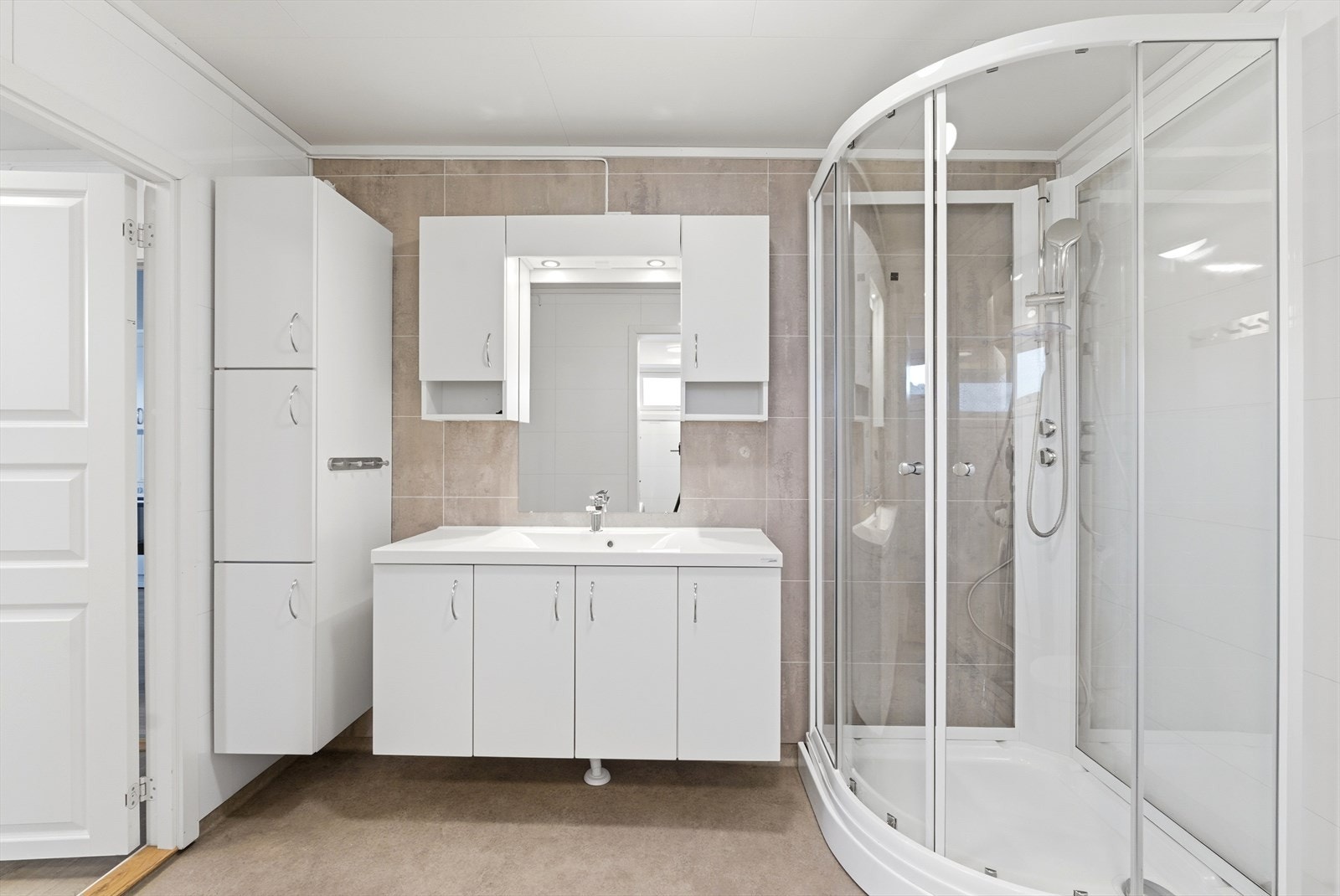 Pent bad/vaskerom fra 2023. Her er det behagelige varmekabler i gulv. Galleribilde