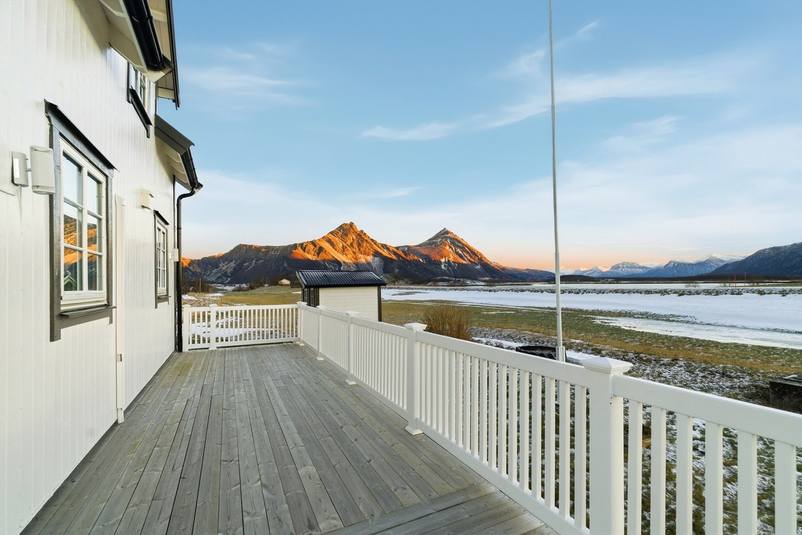 Her er det rikelig med plass for utemøblement, grill og annet en måtte ønske. Galleribilde