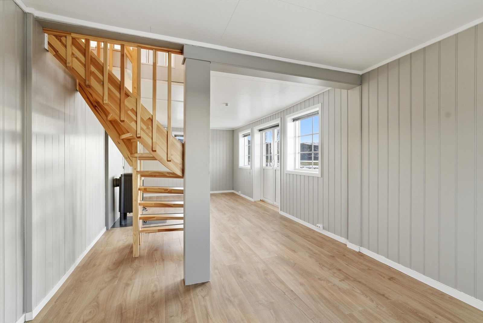 Sofakroken finner fort sin naturlige plass i rommet, og tv-en kan med fordel plasseres mot/på vegg. Galleribilde