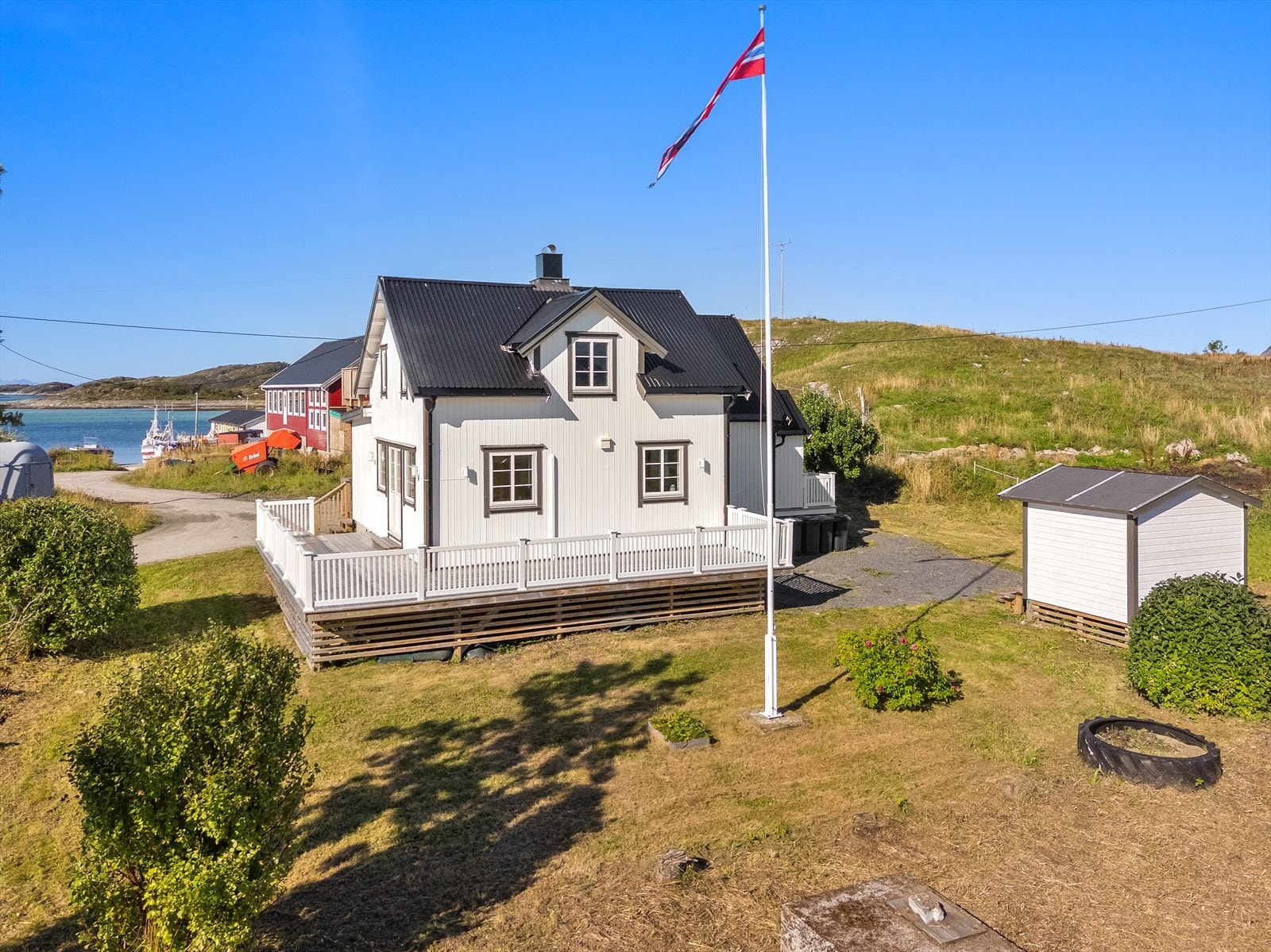 I front er det opparbeidet hage med boltreplass for både store, små og firbeinte. Galleribilde