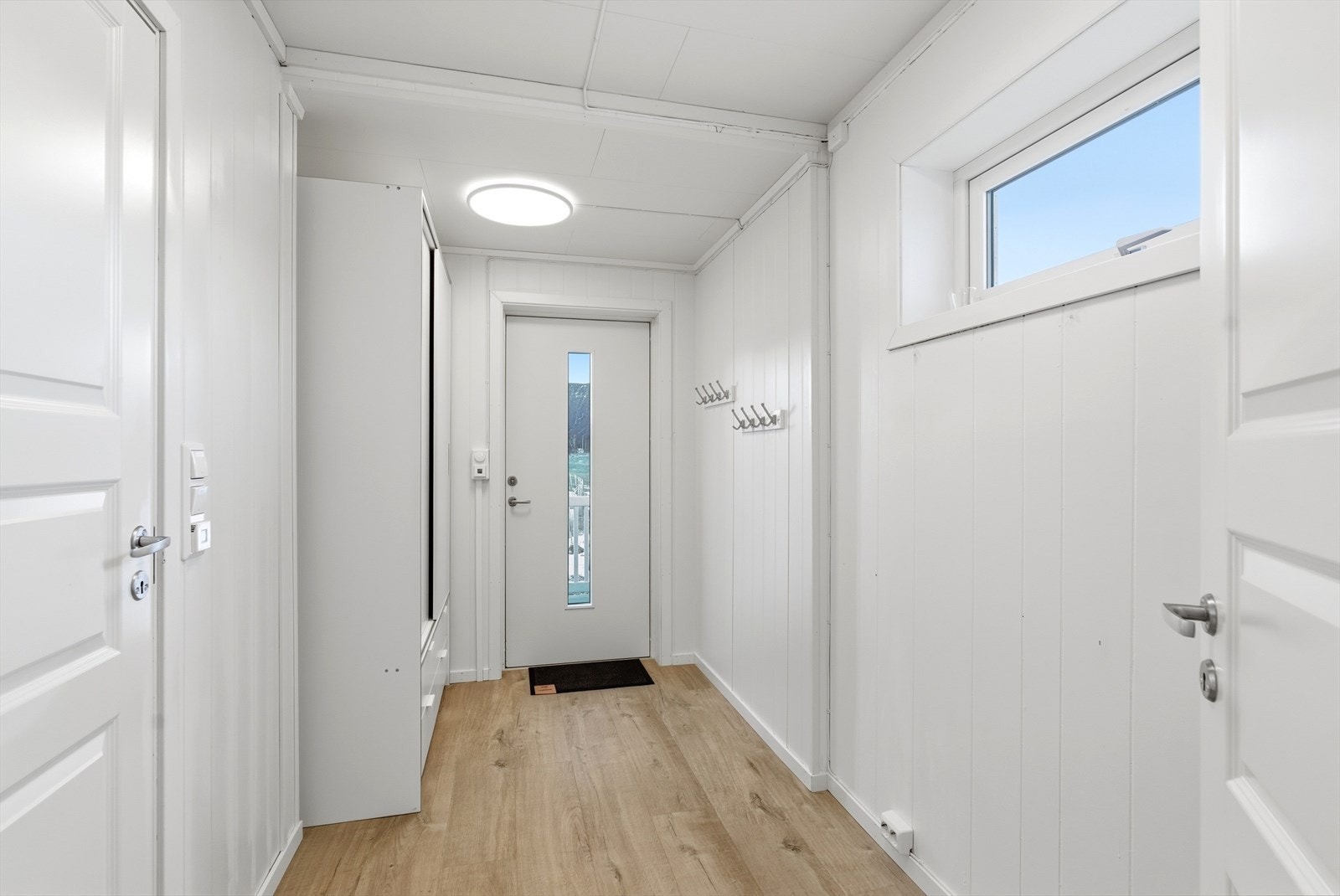Velkommen inn! Lys og hyggelig entré med plass for gode garderobe- og opphengsløsninger. Galleribilde