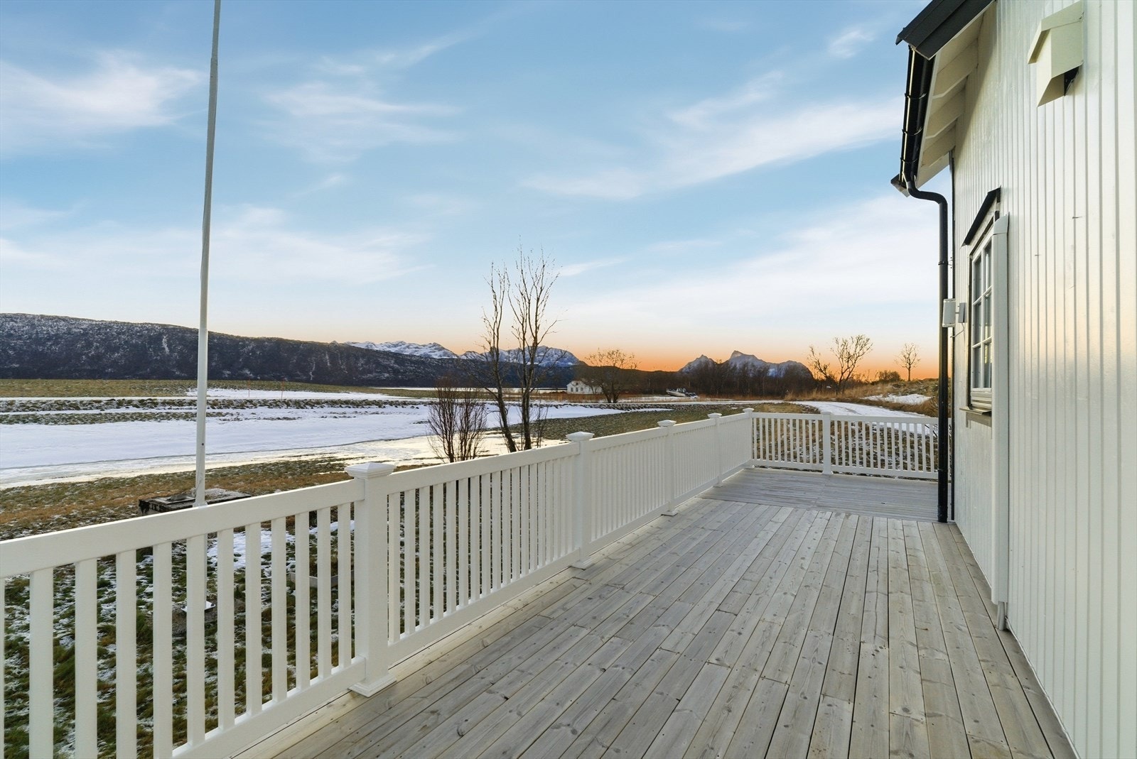 Selger opplyser om sol fra morgen til kveld på eiendommen. Galleribilde