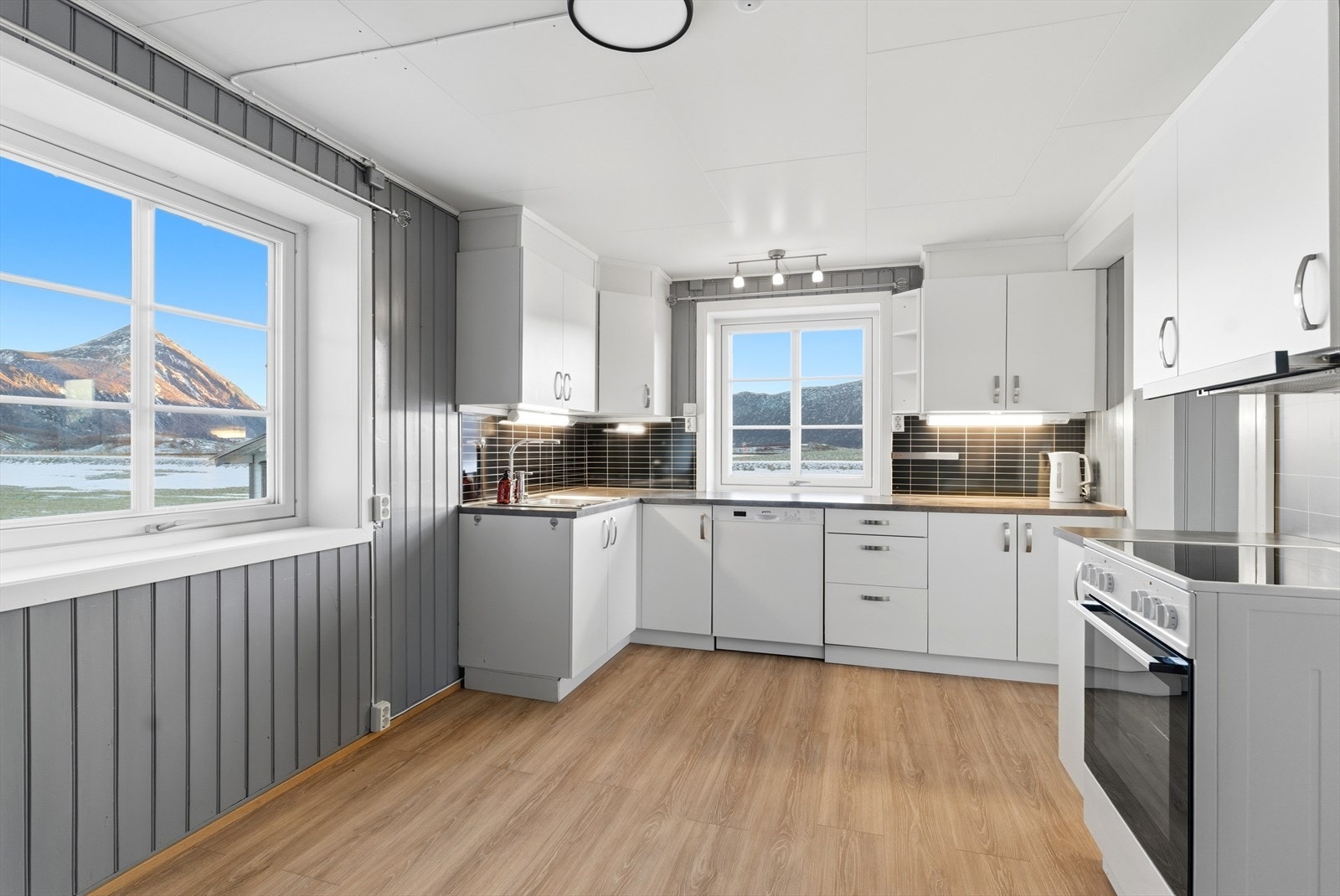 Her har en det en måtte trenge av både skap-, skuff- og benkeplass. Galleribilde