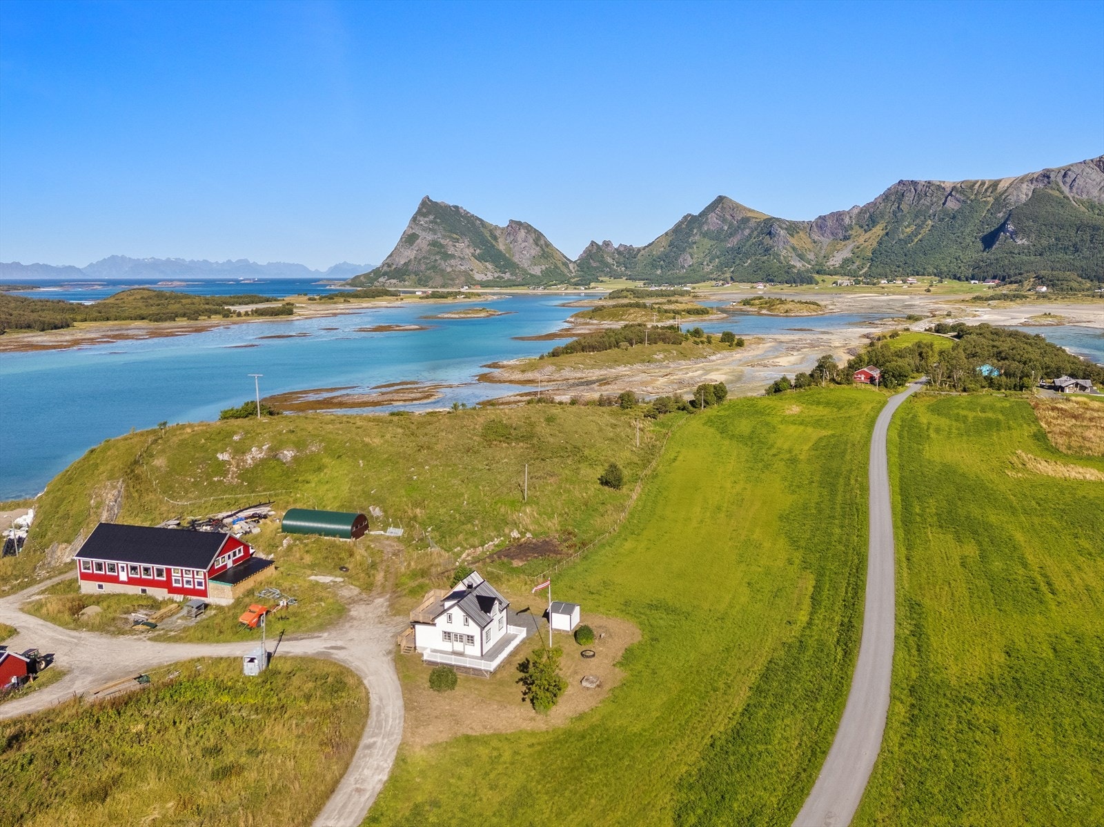 Det rike landskapet kombinerer kulturlandskap, frodige områder og spektakulære fjellformasjoner - noe som gir både ro og inspirasjon rett utenfor døra. Galleribilde