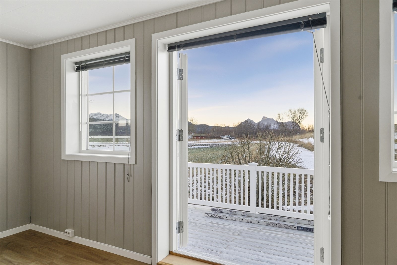 Fra stuen er det videre utgang til en herlig terrasse. Galleribilde