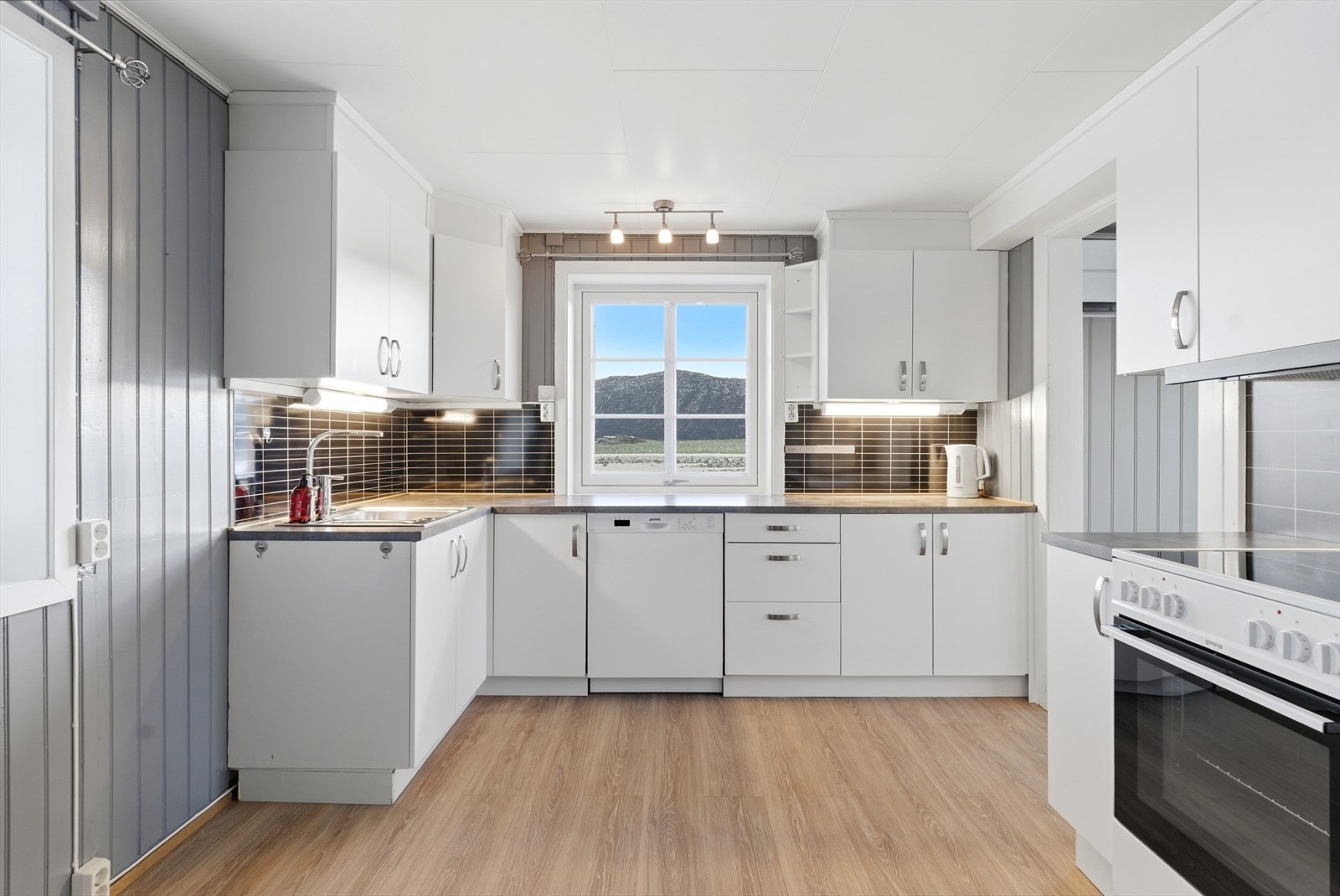 I innredningen er det plass for frittstående komfyr, oppvaskmaskin og kjøl/frys. Galleribilde