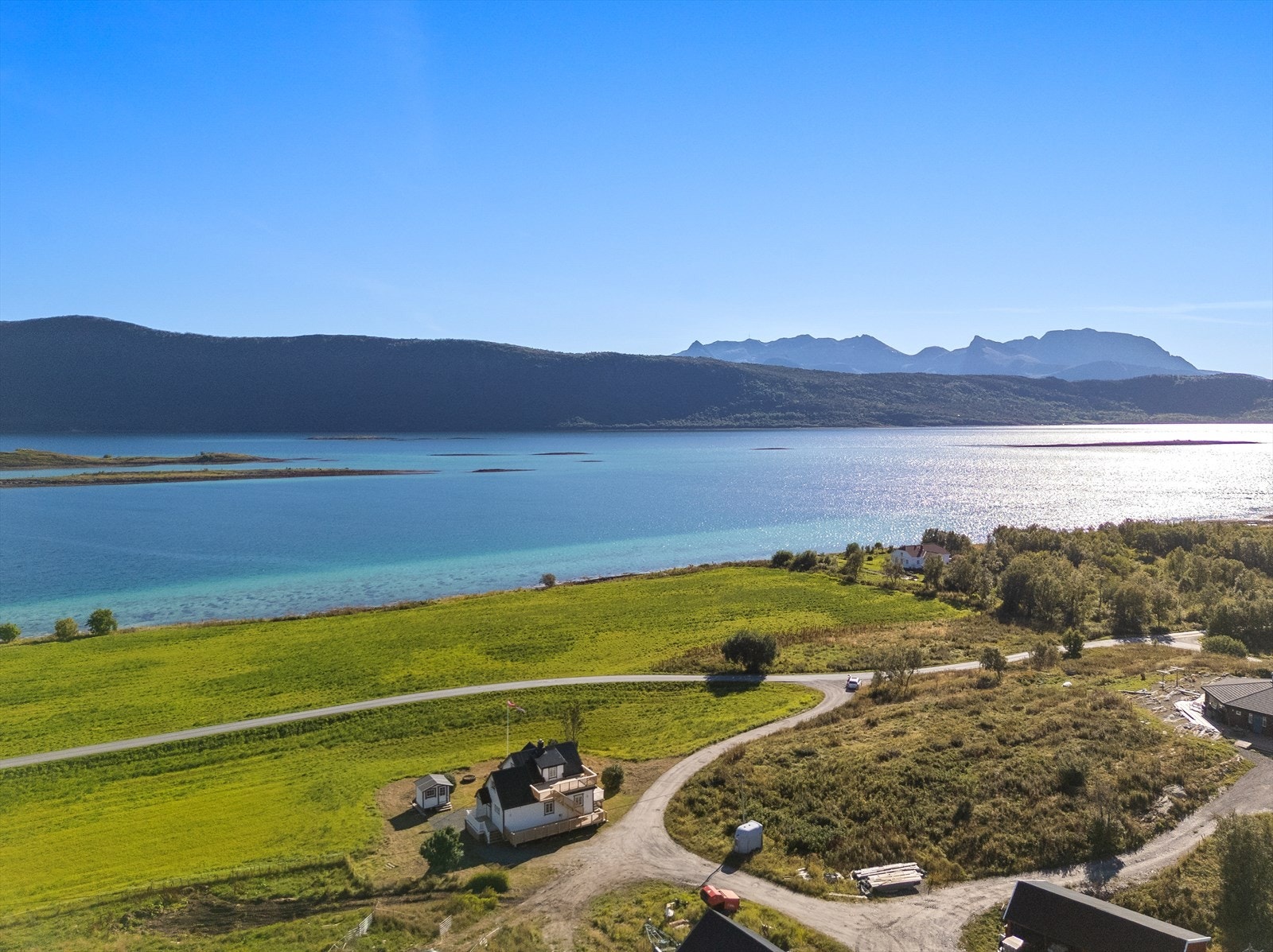 Her bor du på en vakker øy omgitt av majestetiske fjorder, hvite strender og en panoramautsikt mot Lofotveggen i vest. Galleribilde
