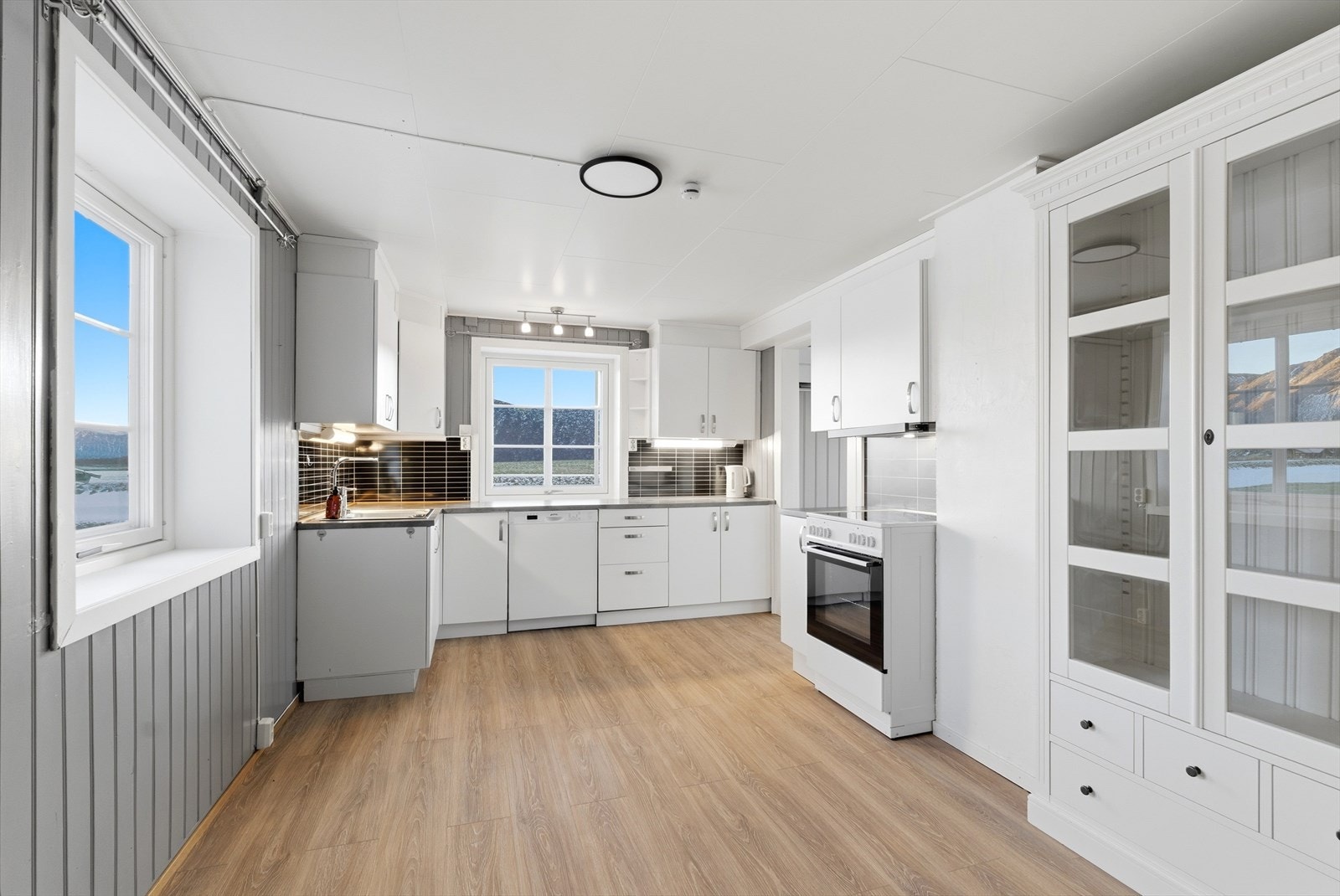 Kjøkkenet er fra 2021 og fremstår som lyst og tidløst. Galleribilde