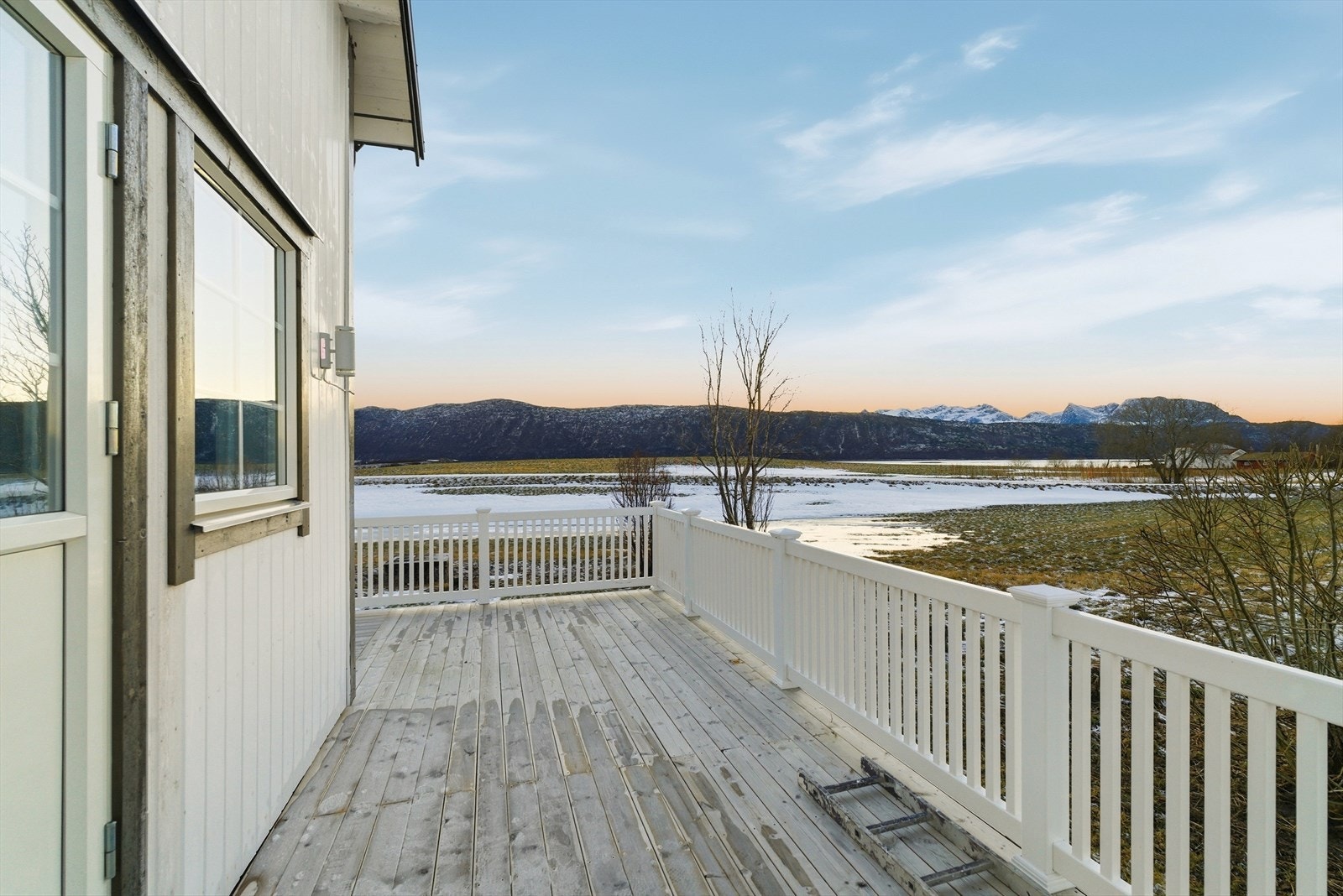 Denne terrassen strekker seg rundt to sider av boligen. Galleribilde