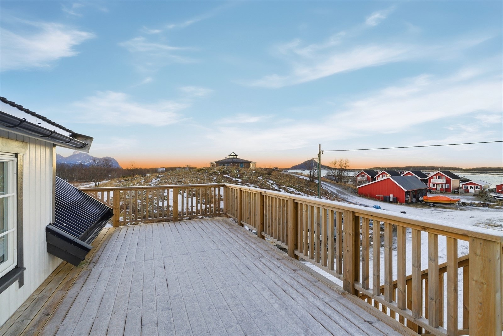 Her har en utsikt mot brygge og Røssøya gjestehavn. Galleribilde
