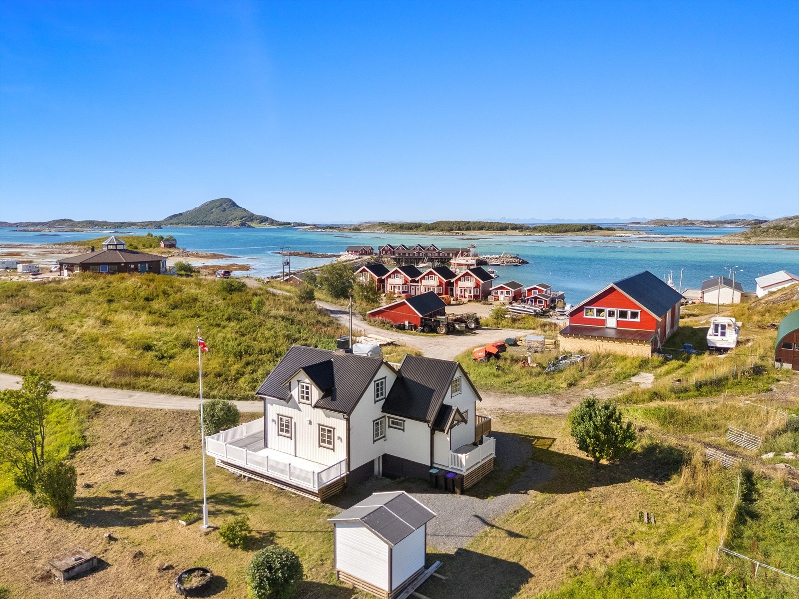 Her bor du i hjertet av Nordlands mest naturskjønne områder - et sted hvor hver dag gir følelsen av ferie. Galleribilde