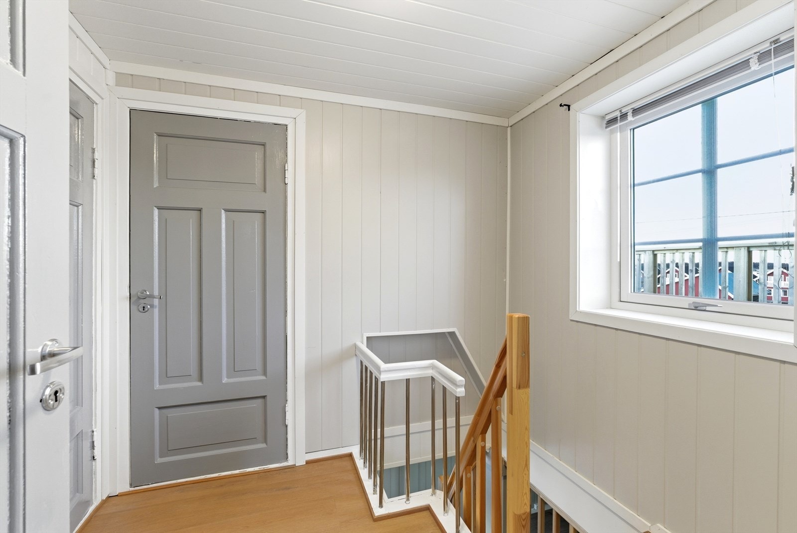 Vi tar trappa og beveger oss opp en etasje. Galleribilde