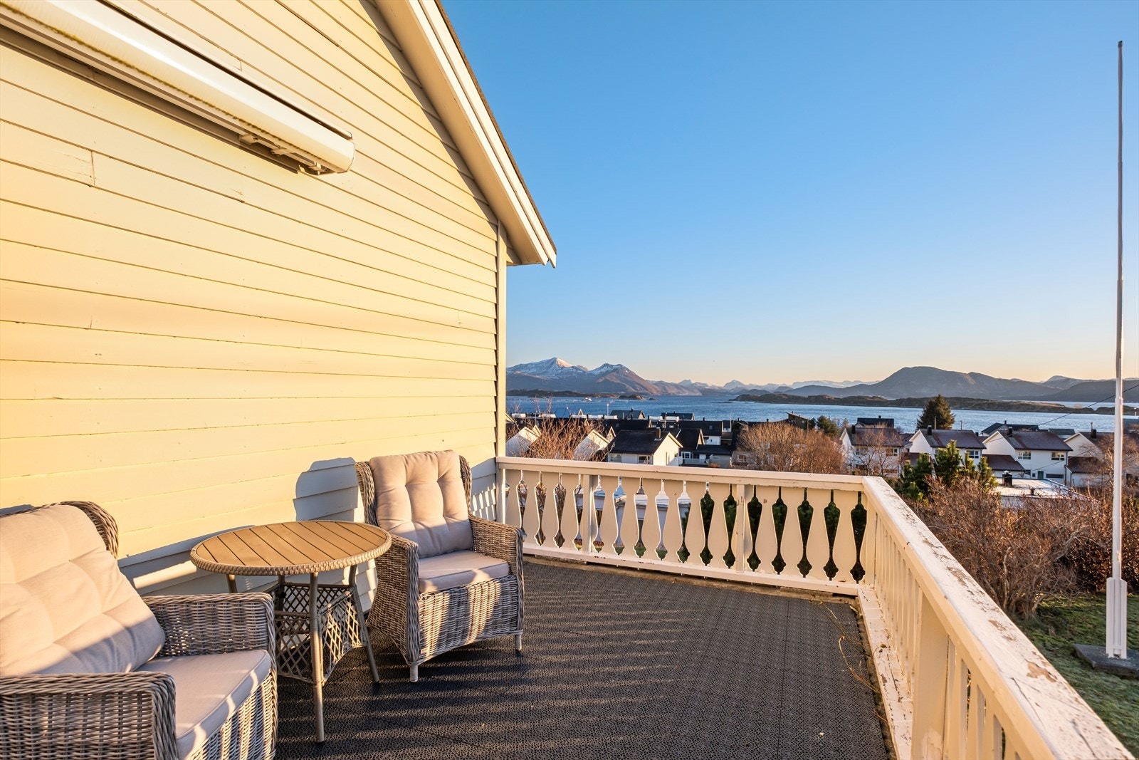 Sydvendt veranda med gode solforhold og nydelig utsikt Galleribilde
