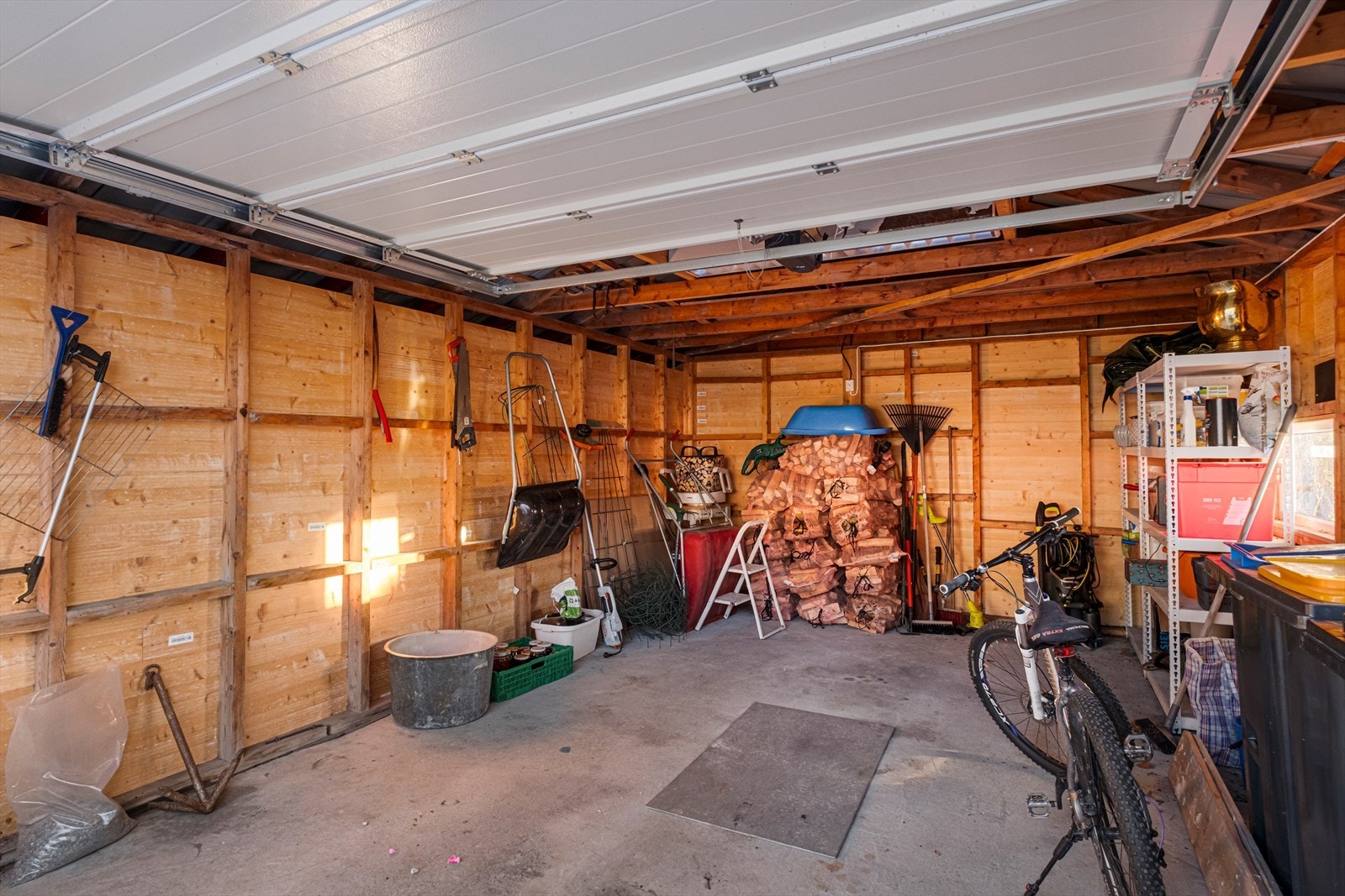 Romslig, enkel garasje med grav. Galleribilde