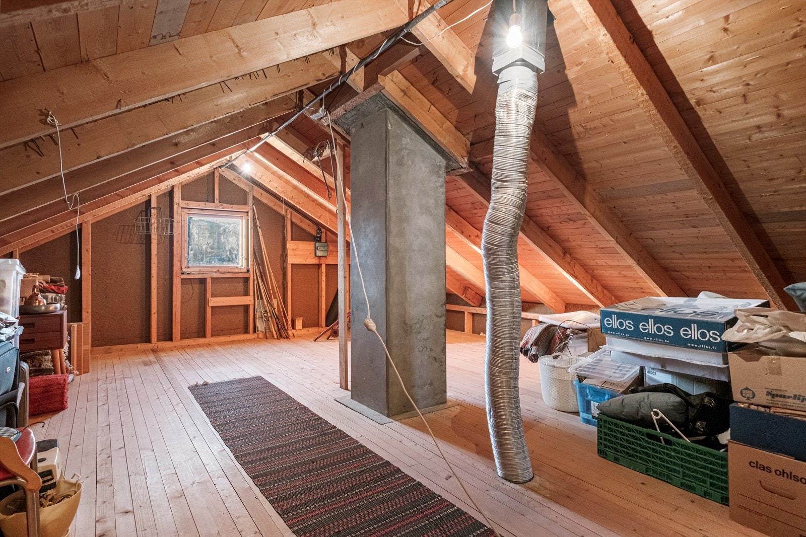 Loft - her er det svært mye oppbevaringsplass Galleribilde