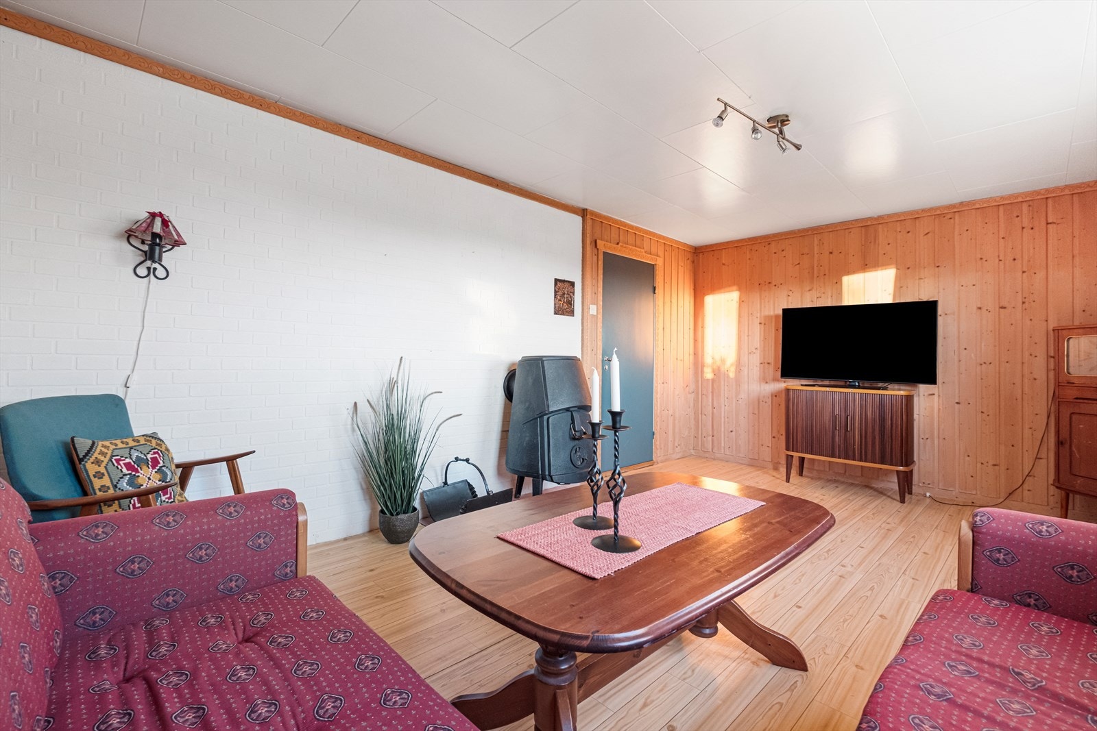 Romslig kjellerstue med vedovn Galleribilde