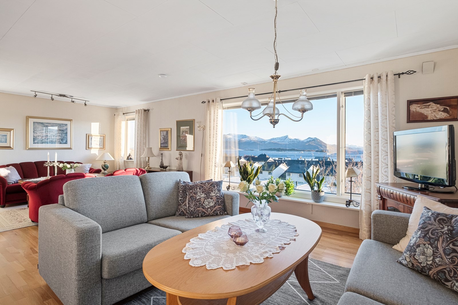 Romslig og lys stue med mye naturlig lys Galleribilde