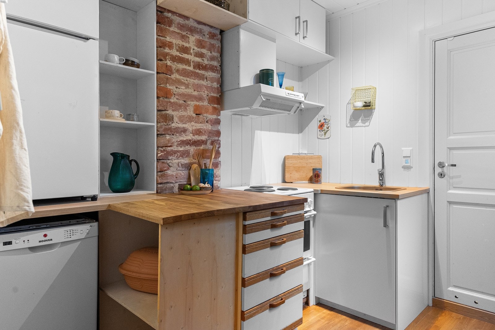 Kjøkkenet er laget i stil til det erværdige bygget og har enkel innredning. Galleribilde