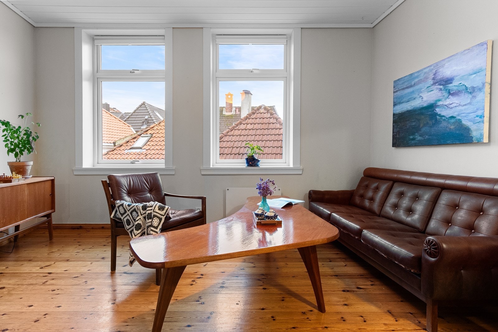 Rommet har to vinduer som slipper inn rikelig med naturlig lys og gir en luftig romfølelse. Galleribilde